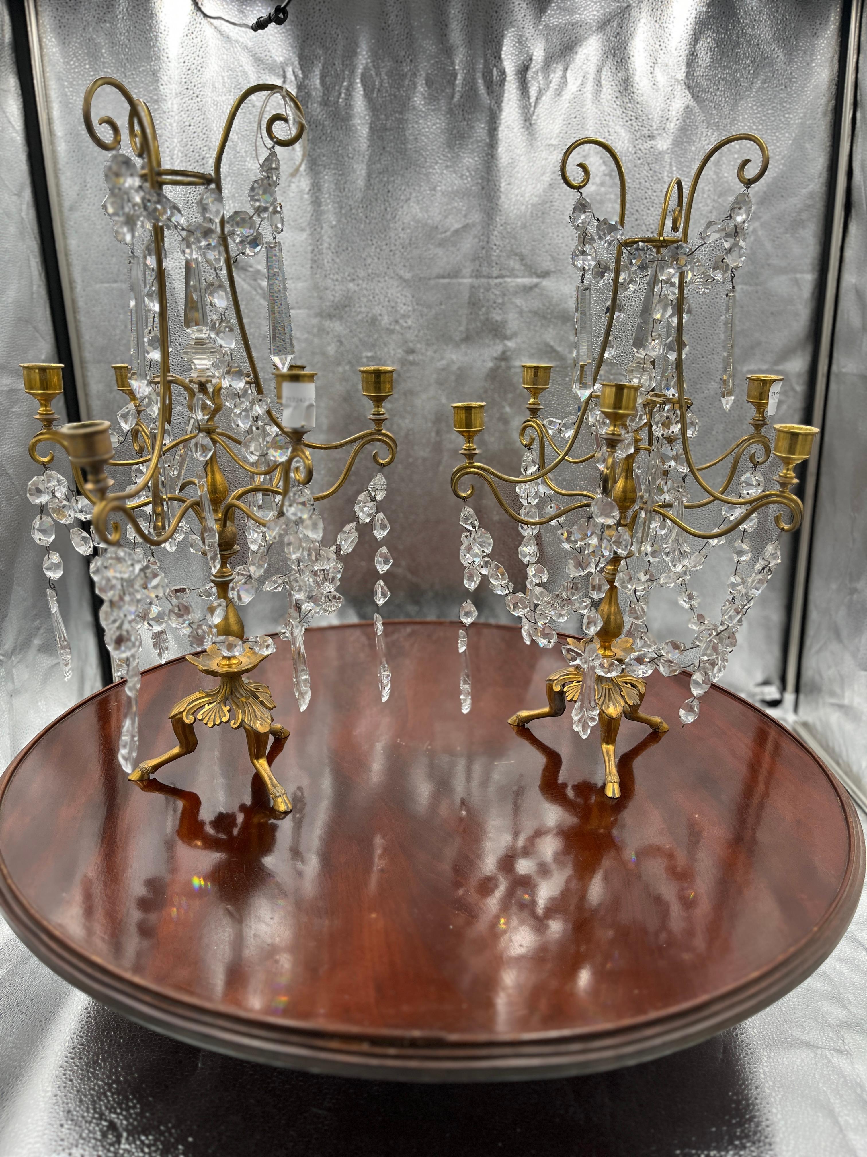 Francese C1860 Coppia di eleganti girandole in bronzo dorato con ornamenti in cristallo in vendita
