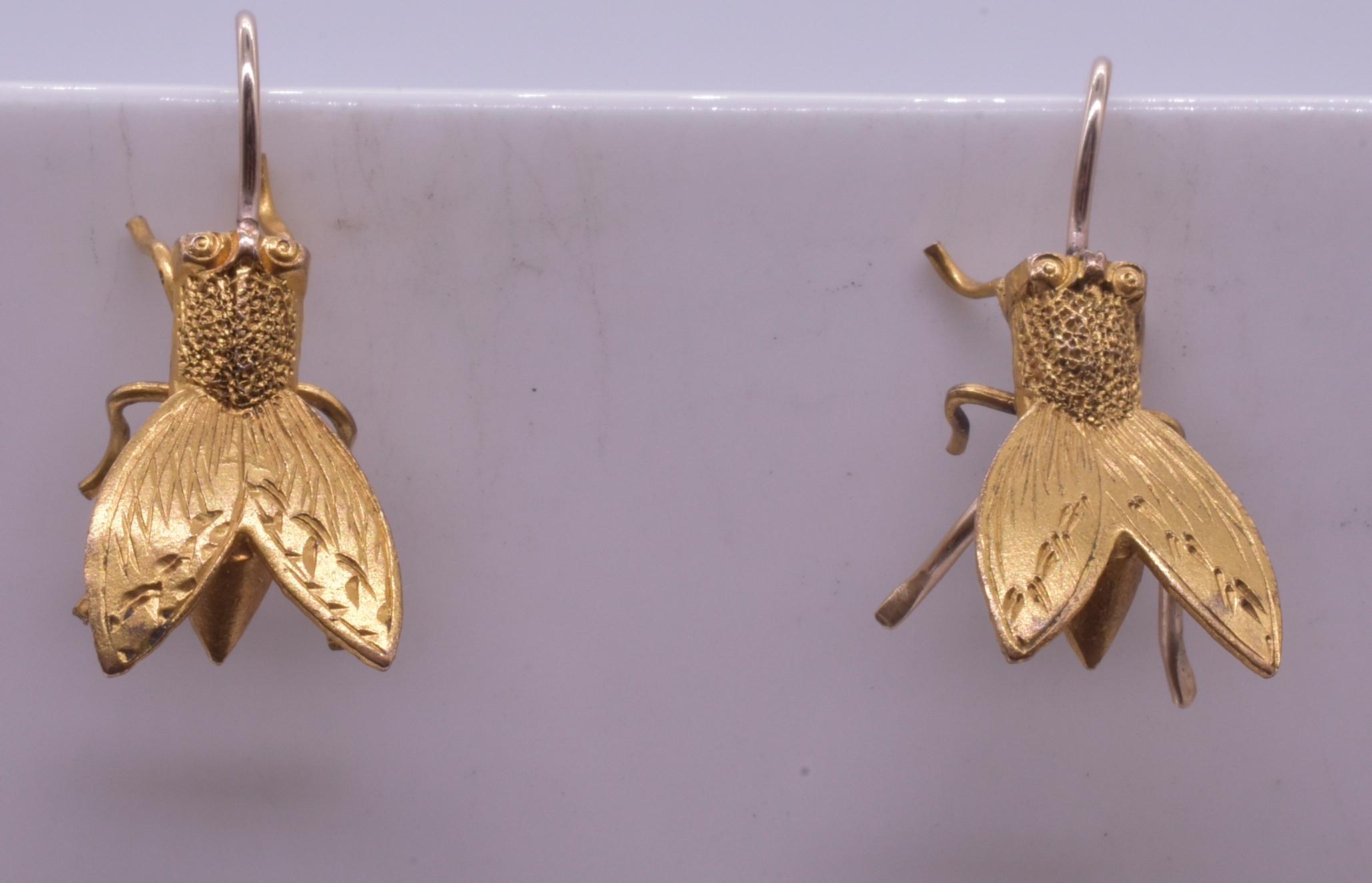 C1867 Gold toned Realistic Fly Earrings w/ Diamond Registry Mark 5