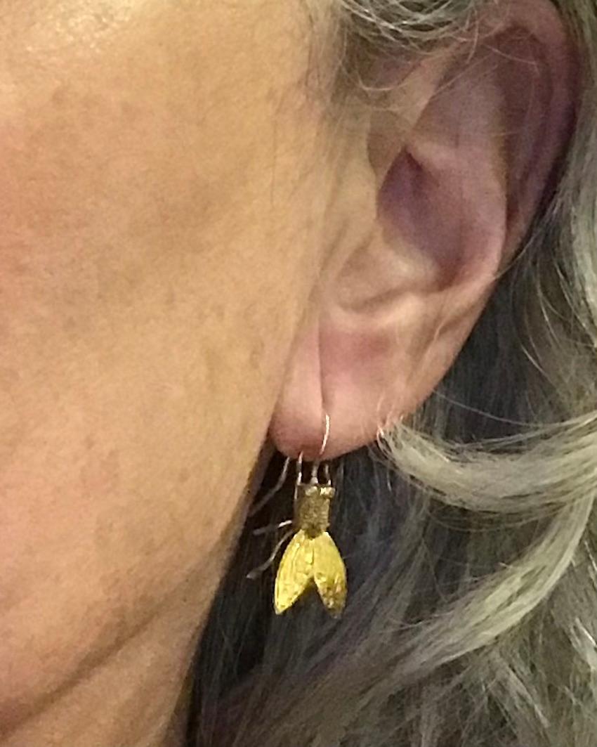 C1867 Gold toned Realistic Fly Earrings w/ Diamond Registry Mark 7
