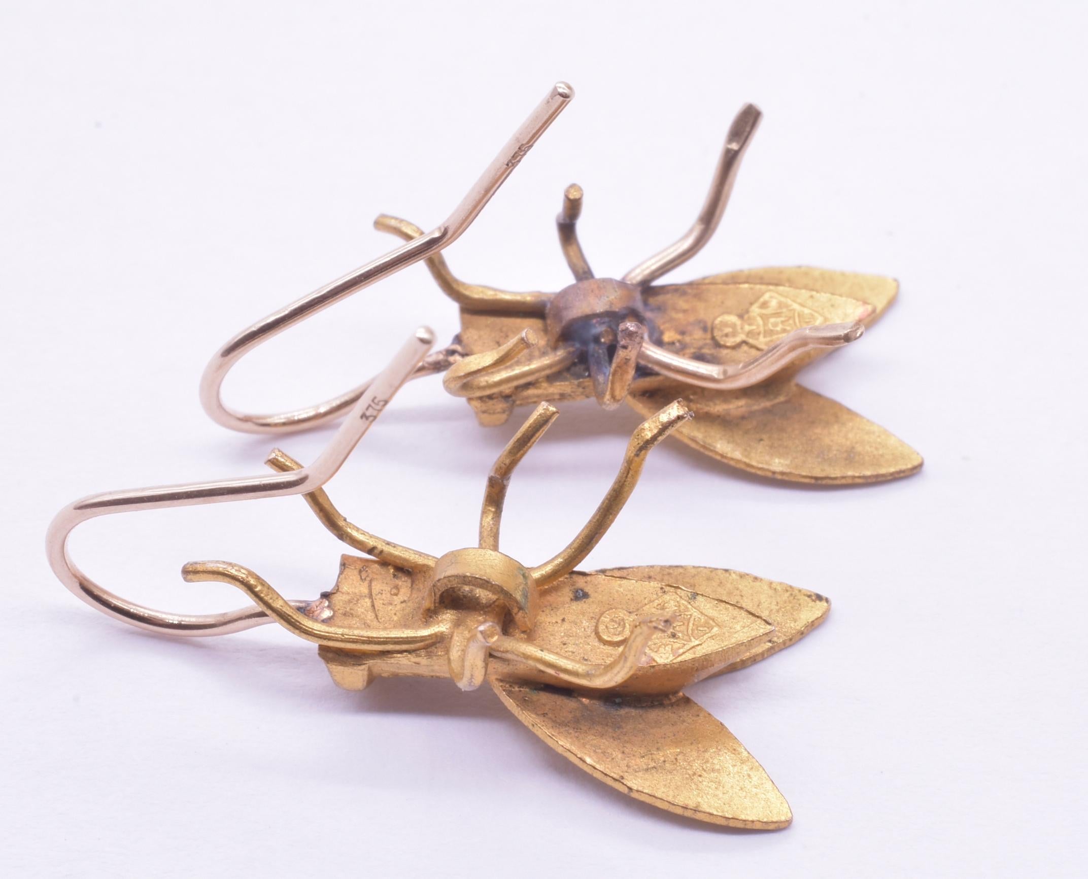 C1867 Gold toned Realistic Fly Earrings w/ Diamond Registry Mark In Excellent Condition In Baltimore, MD