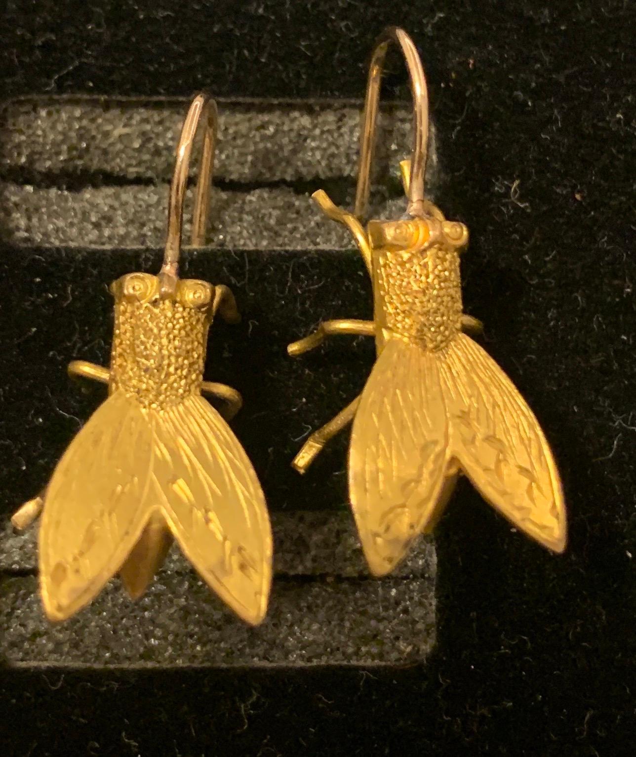 C1867 Gold toned Realistic Fly Earrings w/ Diamond Registry Mark 4