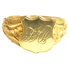 C1870 Anello con sigillo JHW a 20 carati con monogramma e spalle profondamente intagliate