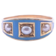 Anello a fascia con smalto blu e tre pietre di perle di Cambridge del 1870