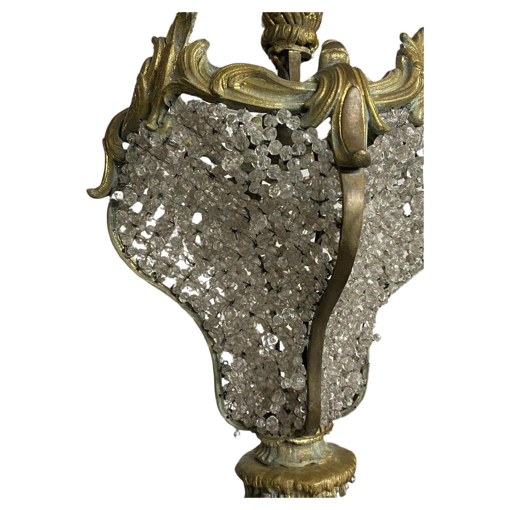 Esta es una espectacular lámpara de techo. c1870 French Louis XV Rococo form Gilt Bronze Elaborate Crystal Beaded [on all sides] Ceiling Lantern Fixture. El trabajo de abalorios es impresionante y completo. No he visto una lámpara tan bonita como
