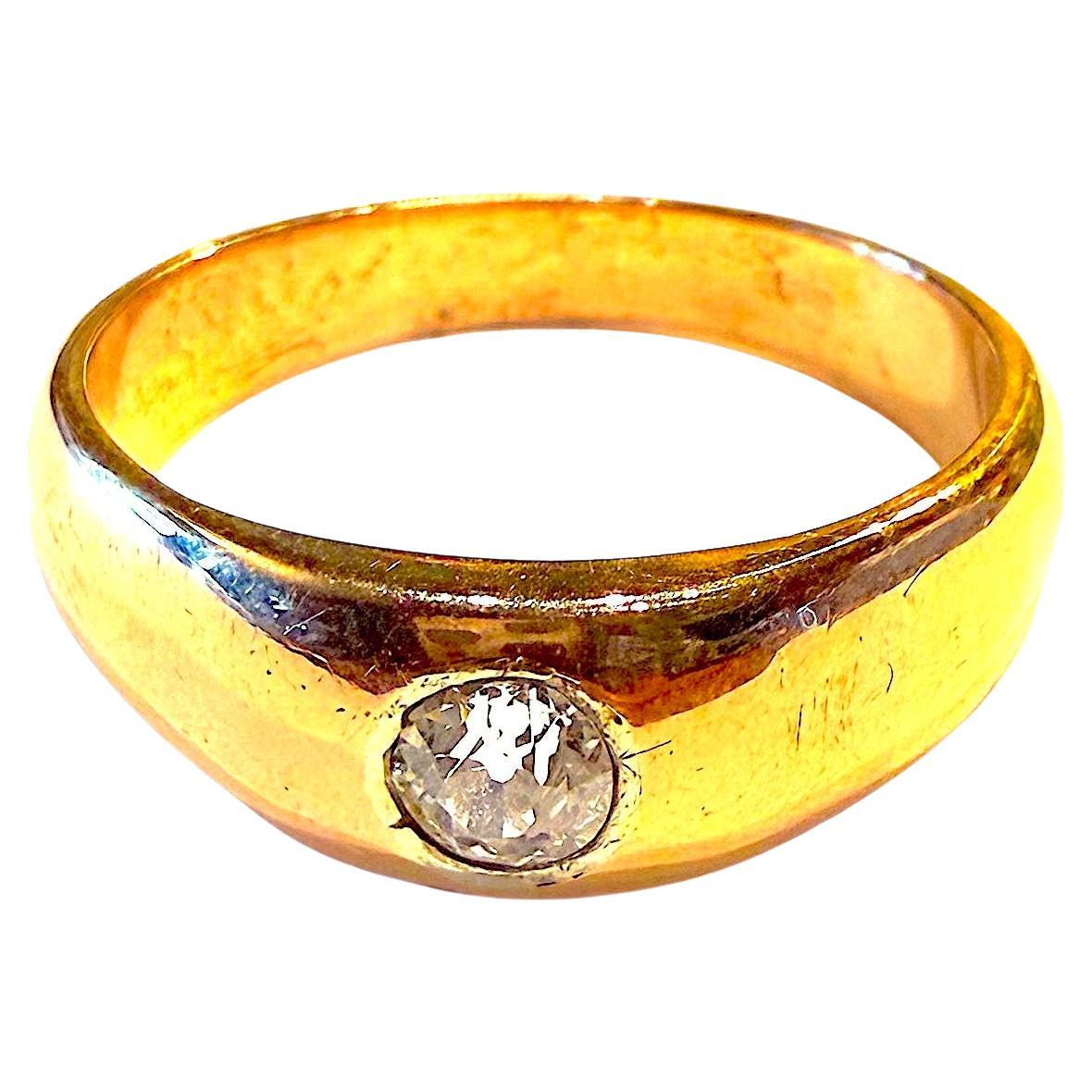 C1880 18 carat single stone rose diamond gypsy ring size 9.  Le diamant est serti bas dans la bague, ce qui la rend parfaite pour être portée tous les jours. Cette bague peut également être empilée avec d'autres bagues similaires. En outre,  Les