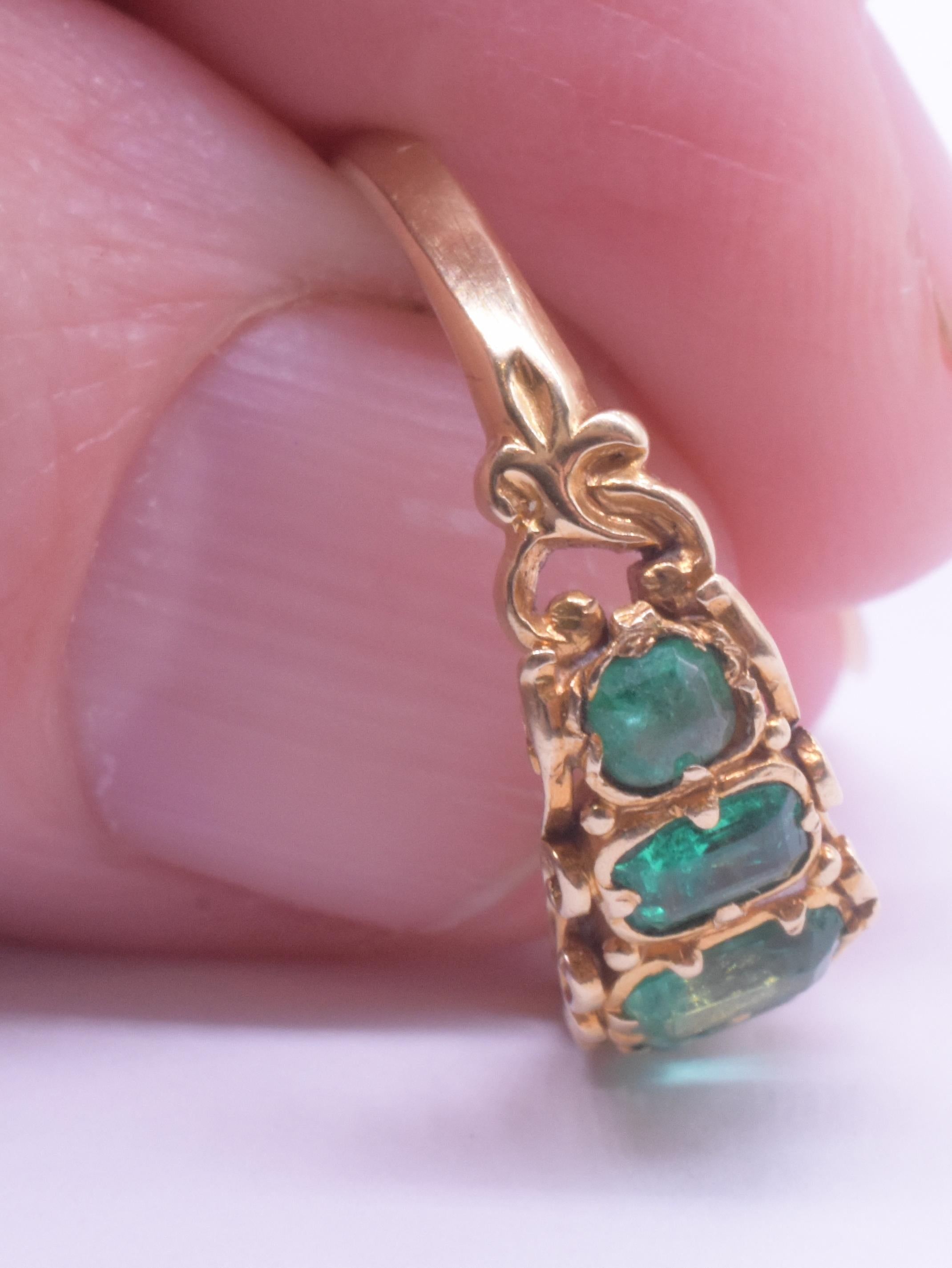 C1880 Anello con cinque pietre di smeraldo in 18 carati in vendita 5
