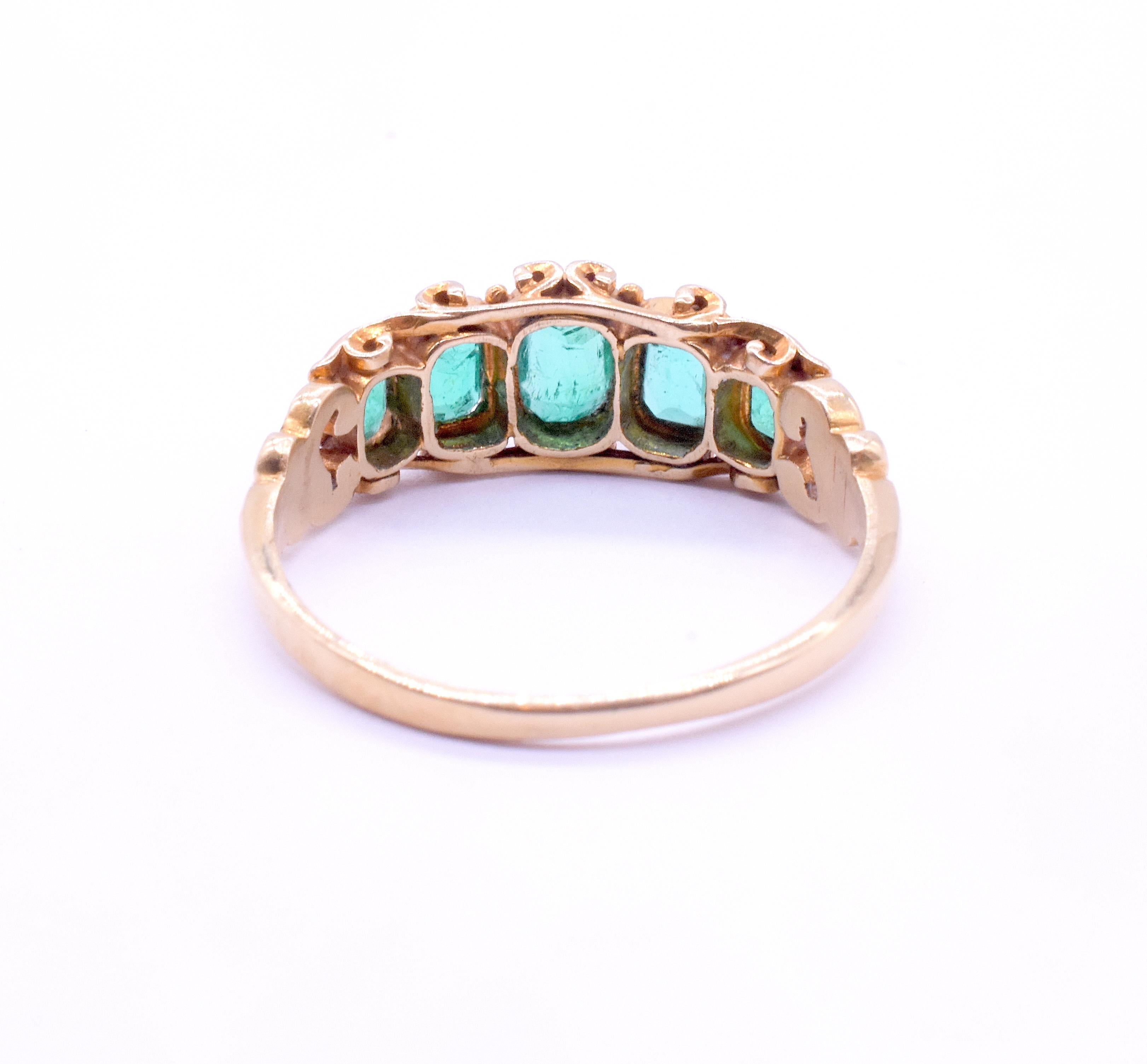 Vittoriano C1880 Anello con cinque pietre di smeraldo in 18 carati in vendita