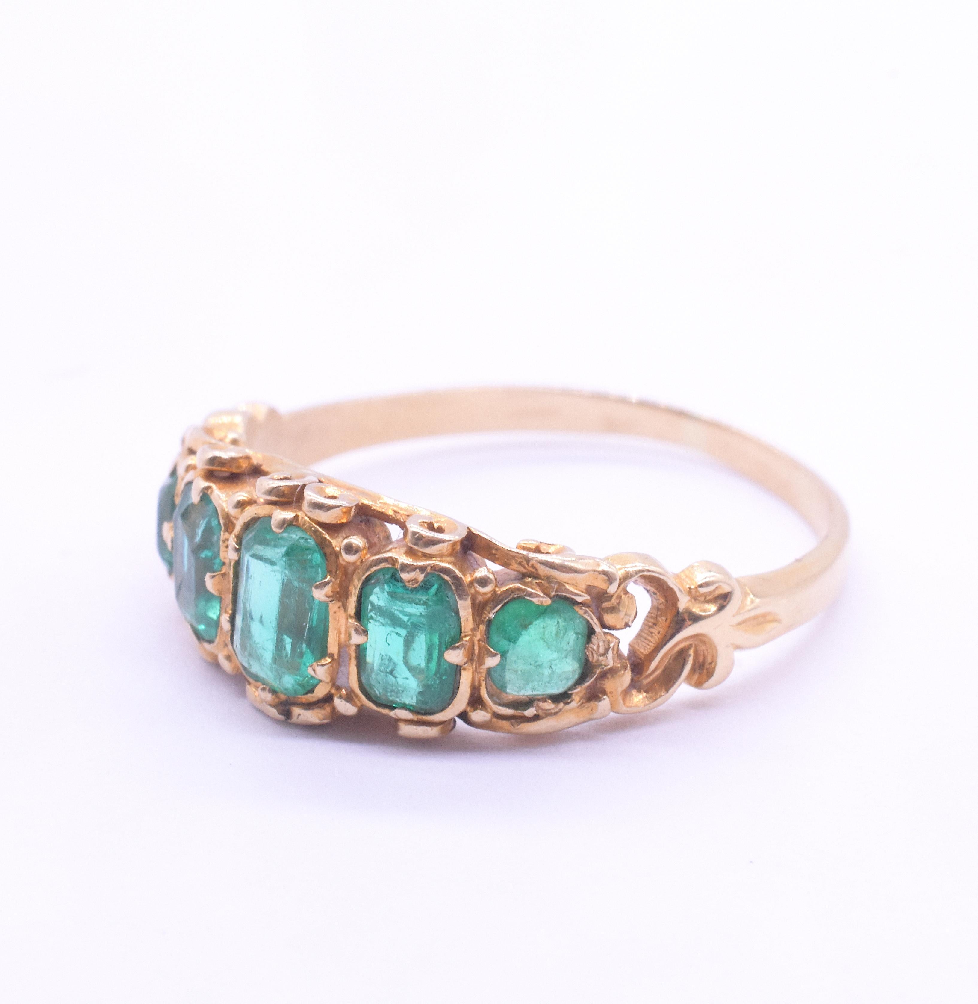 Taglio smeraldo C1880 Anello con cinque pietre di smeraldo in 18 carati in vendita