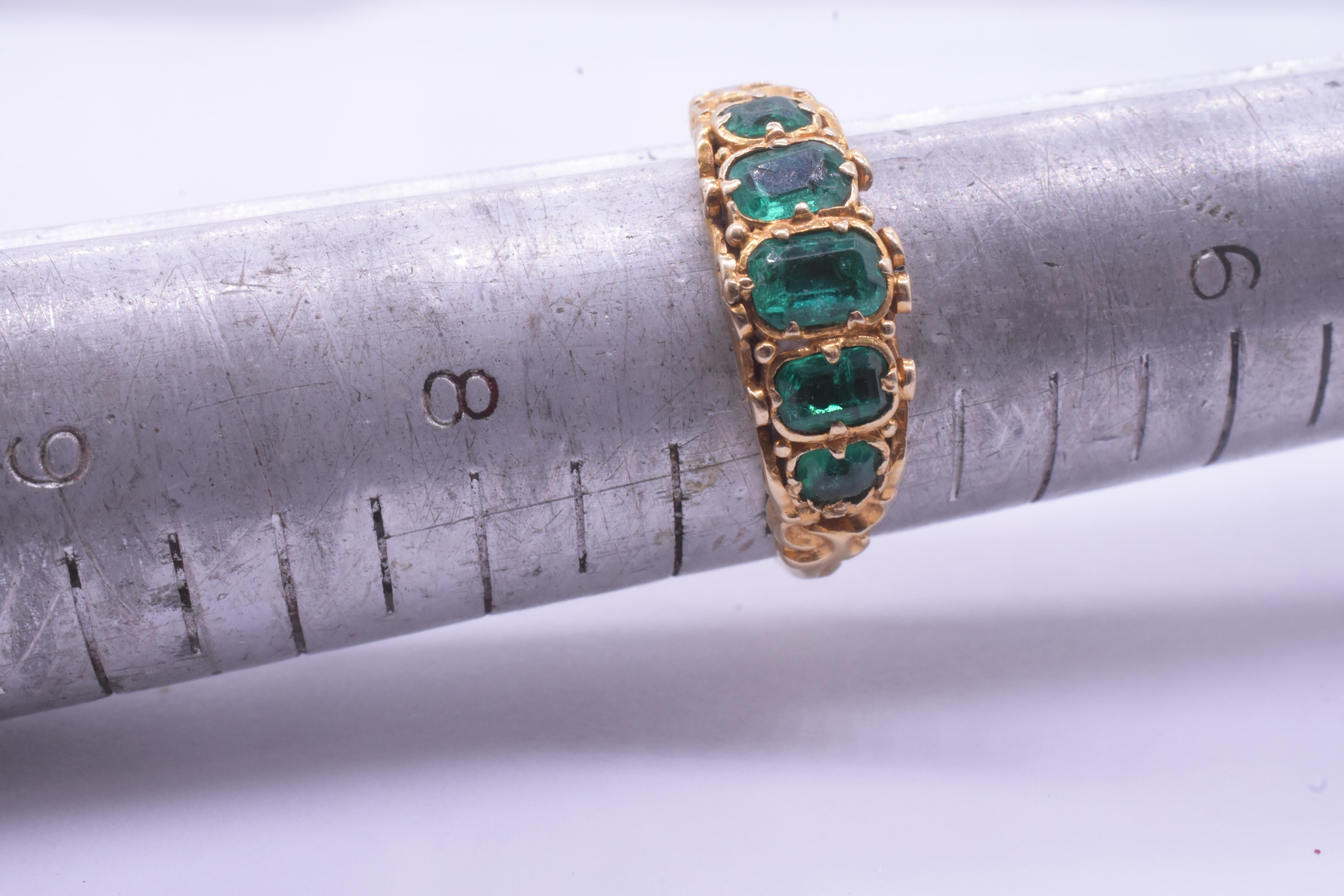 da uomo o donna C1880 Anello con cinque pietre di smeraldo in 18 carati in vendita
