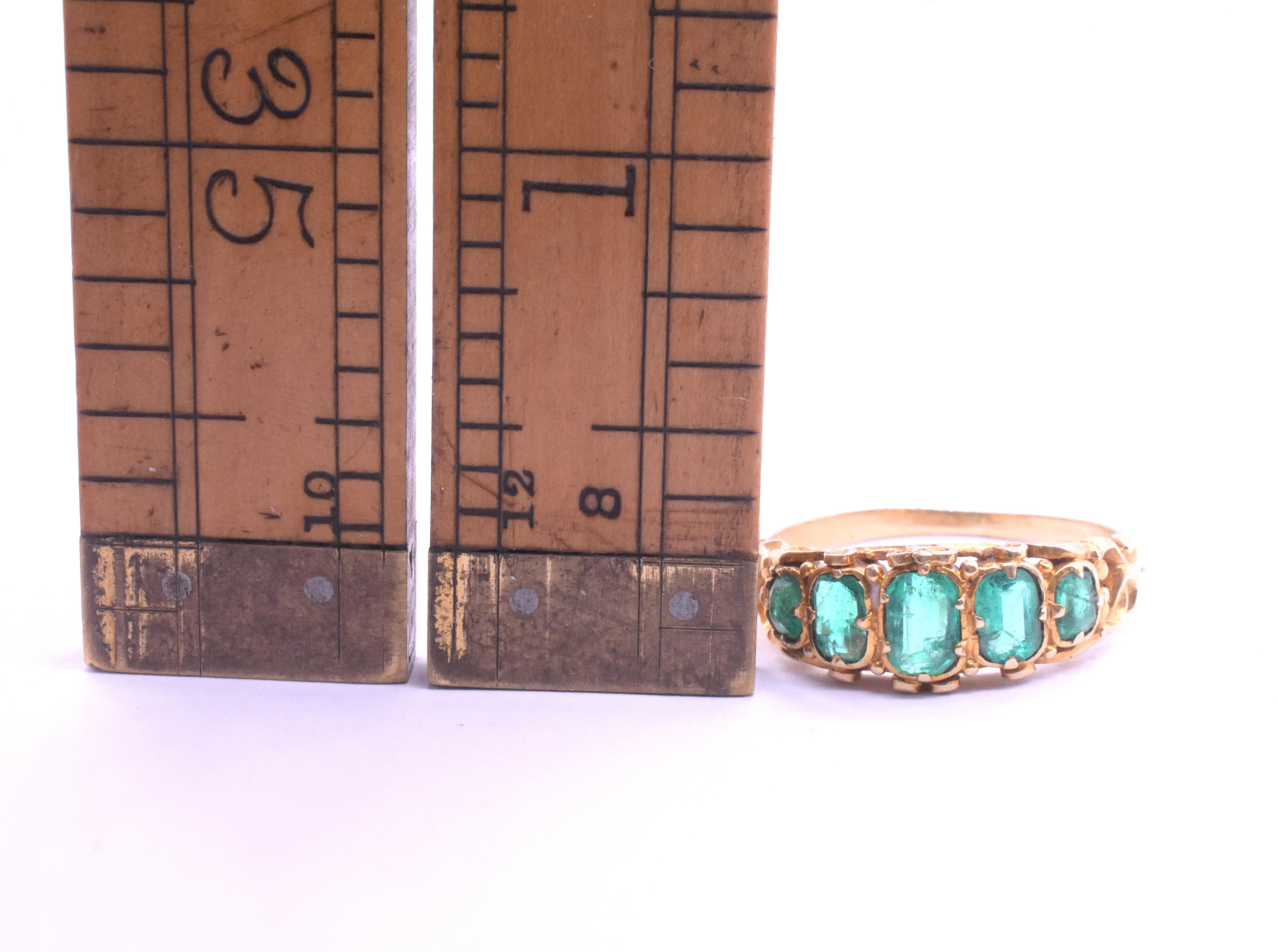 C1880 Anello con cinque pietre di smeraldo in 18 carati in vendita 1