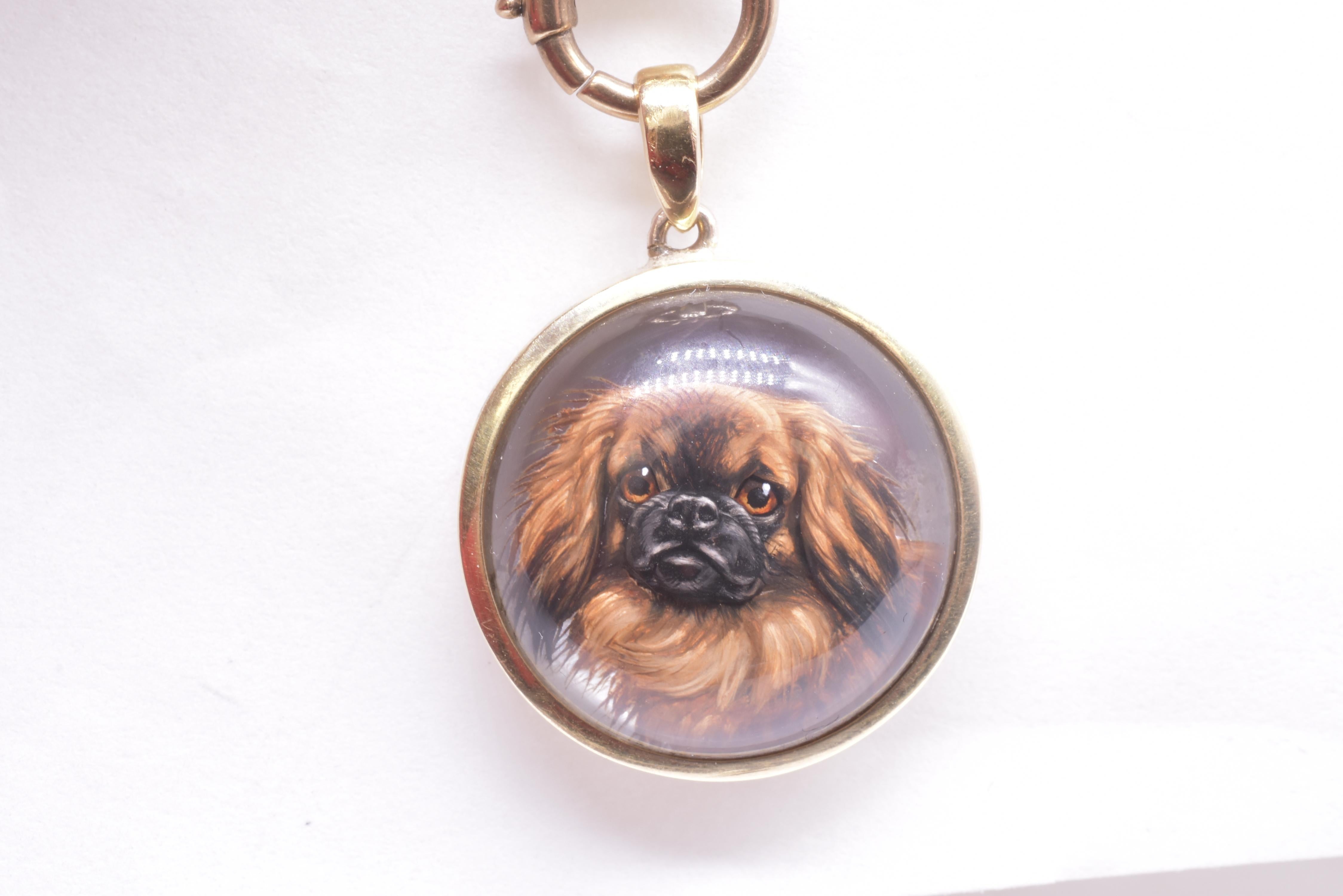 Taille cabochon Pendentif en cristal en taille-douce inversée 18 carats représentant un chien pékinois, vers 1880 en vente