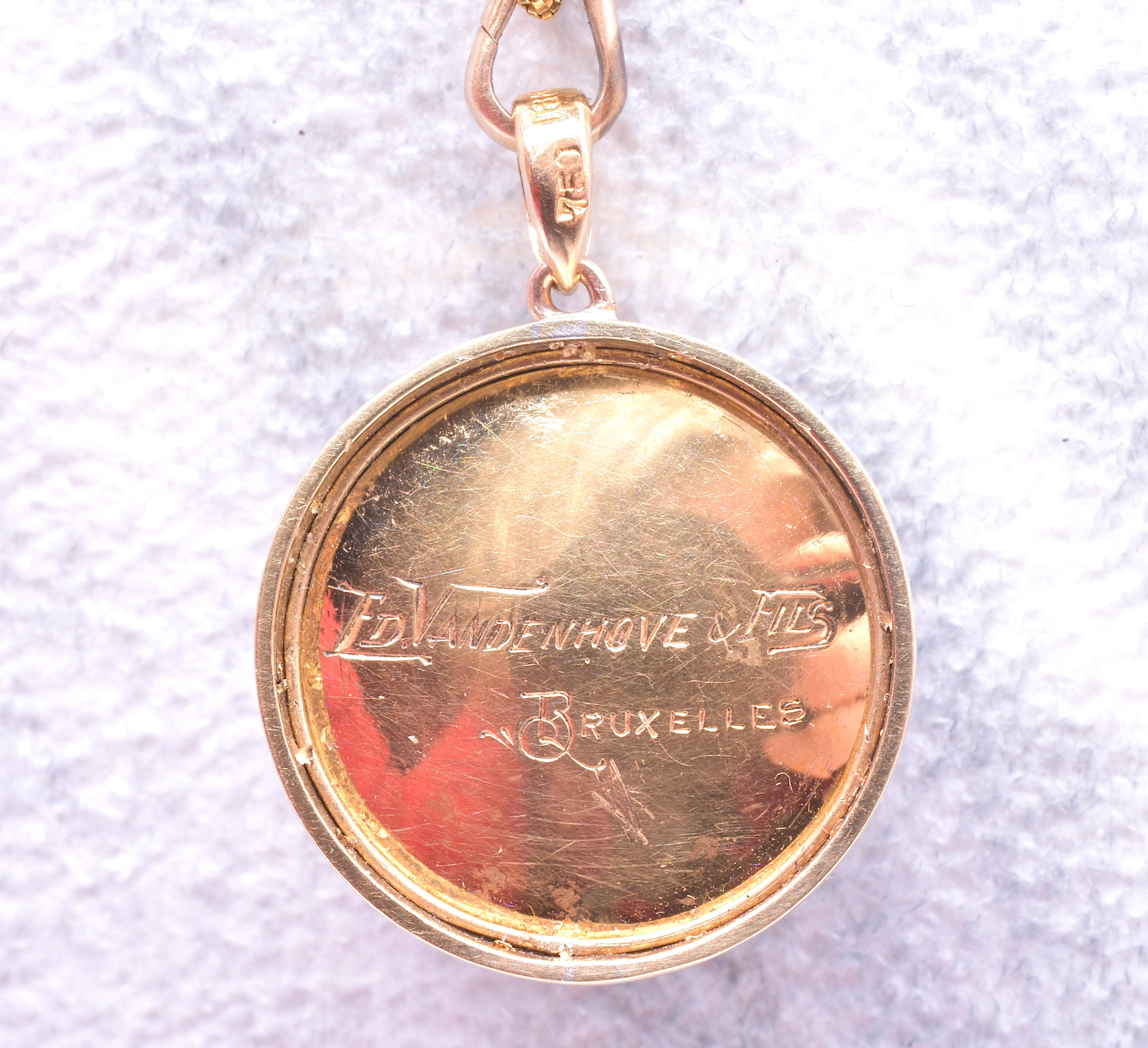 18 Karat Reverse Intaglio Crystal Pendant Depicting a Pekingese Dog, circa 1880 In Excellent Condition For Sale In Baltimore, MD