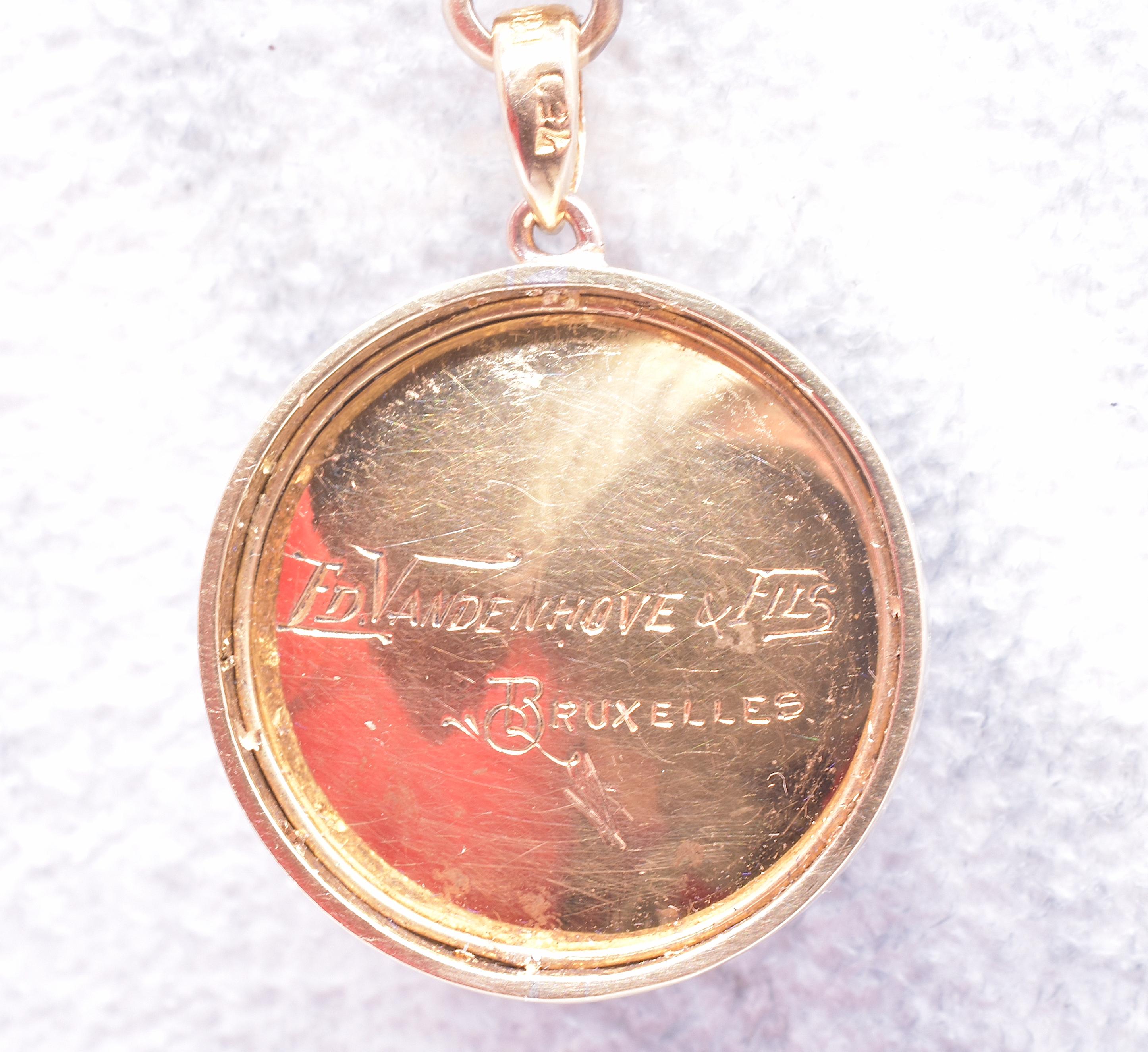 Women's 18 Karat Reverse Intaglio Crystal Pendant Depicting a Pekingese Dog, circa 1880 For Sale