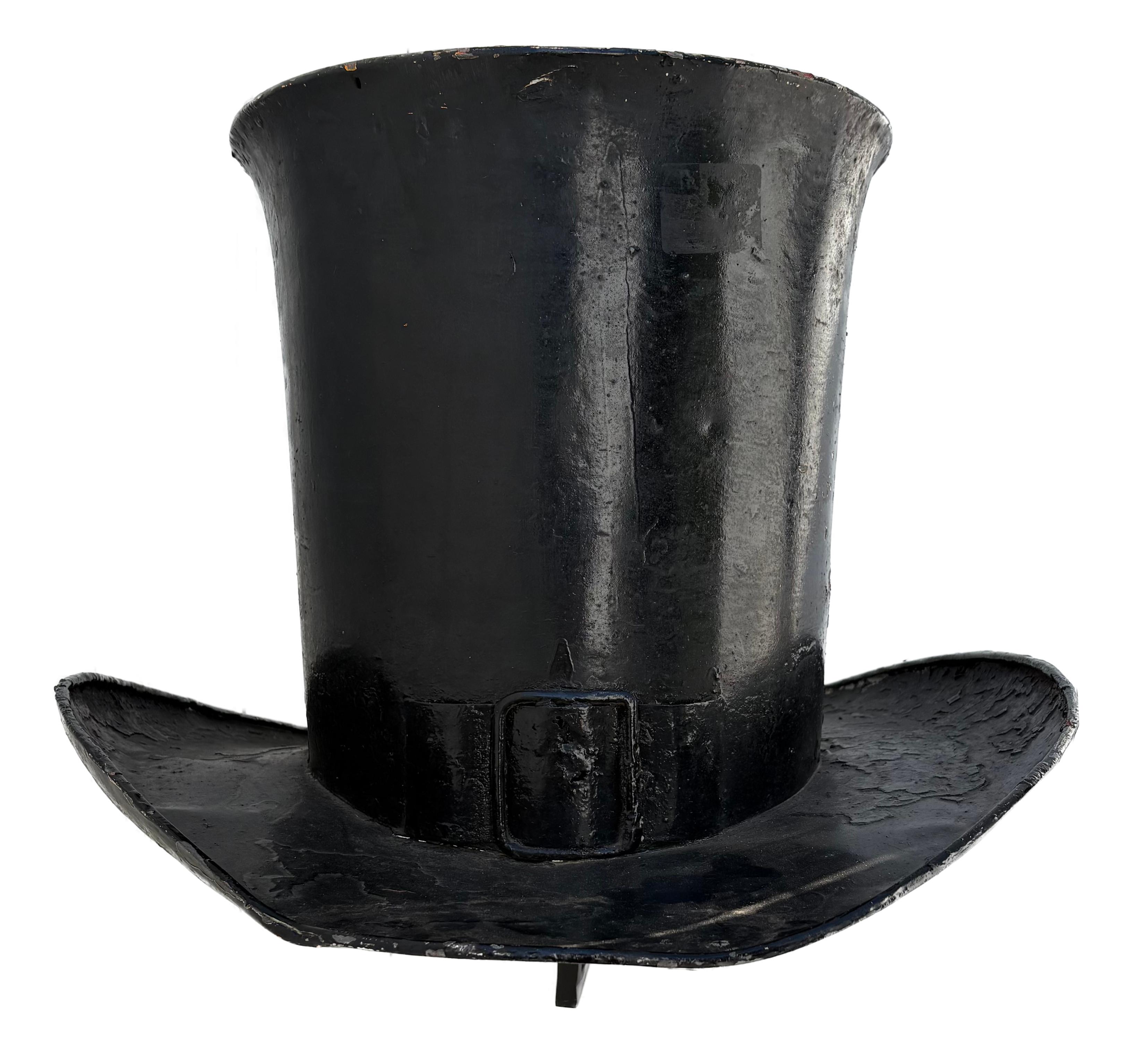 Un encantador letrero de sombrerero de chapa de hierro, difícil de encontrar, de mediados o finales del siglo XIX.  Las curvas escultóricas del ala y del propio sombrero son atractivas y divertidas.   Esto es arte popular estadounidense en su máxima