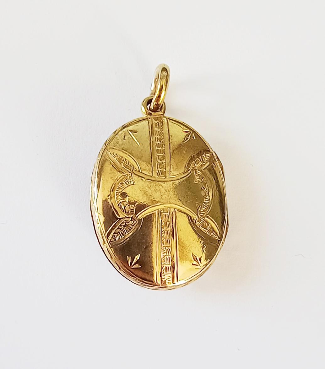 Un médaillon ovale très spécial datant d'environ 1880 de l'époque victorienne.

Réalisée en or jaune 15ct, la face avant présente une magnifique étoile incrustée de 9 perles de rocaille et d'une bordure en émail bleu.

Le dos est également très