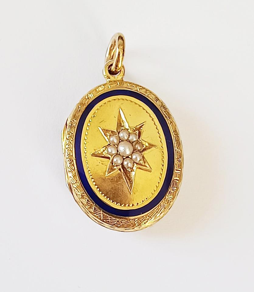 Victorien Pendentif médaillon ovale ancien en or jaune 15 carats et perles orné d'étoiles emblématiques, vers 1880 en vente