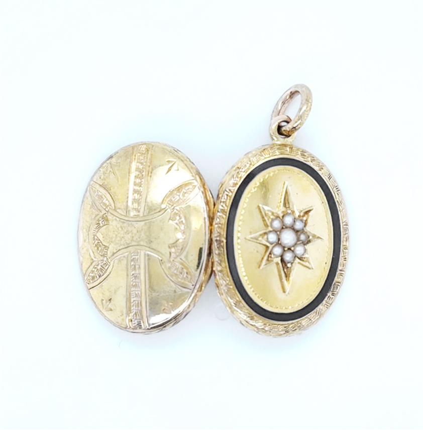 Perle Pendentif médaillon ovale ancien en or jaune 15 carats et perles orné d'étoiles emblématiques, vers 1880 en vente