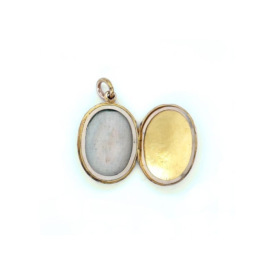 Pendentif médaillon ovale ancien en or jaune 15 carats et perles orné d'étoiles emblématiques, vers 1880 Bon état - En vente à London, GB