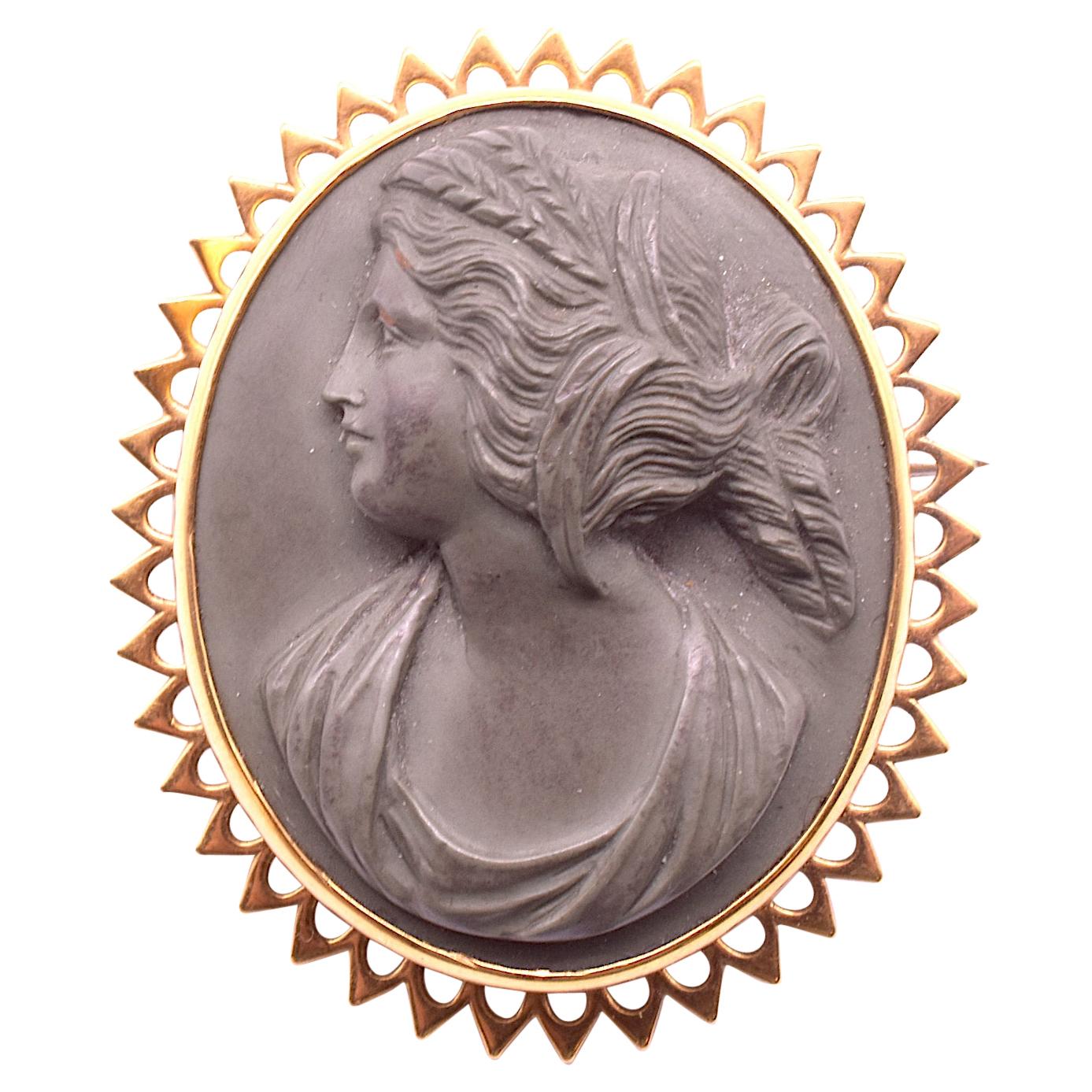 C1880 Spilla di Demetra "Cerere" in lava con castone a punta traforato 12k in vendita