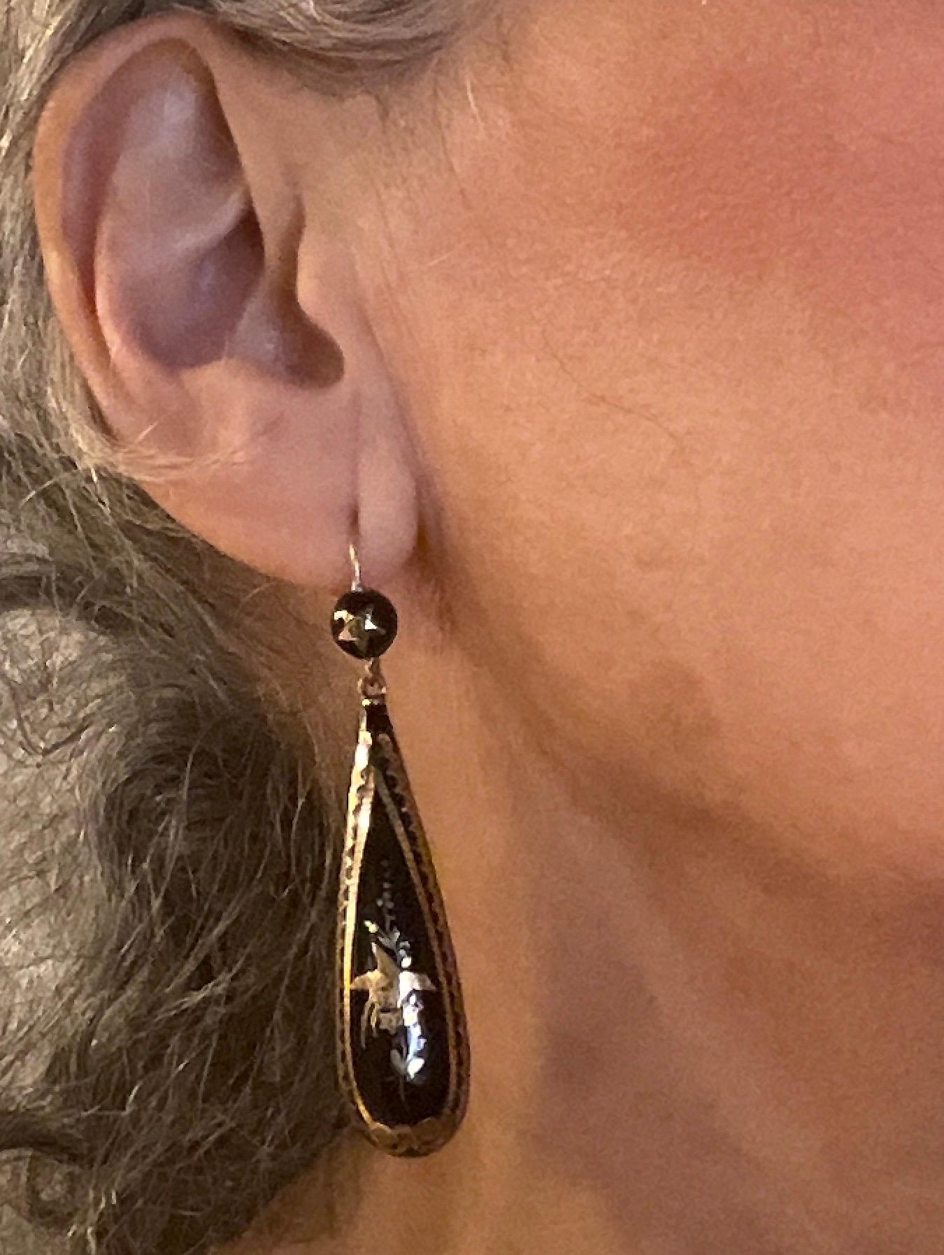 C1880 Pique Pendeloque Earrings Inlaid with Charming Bird Scene on gold wires en venta 7
