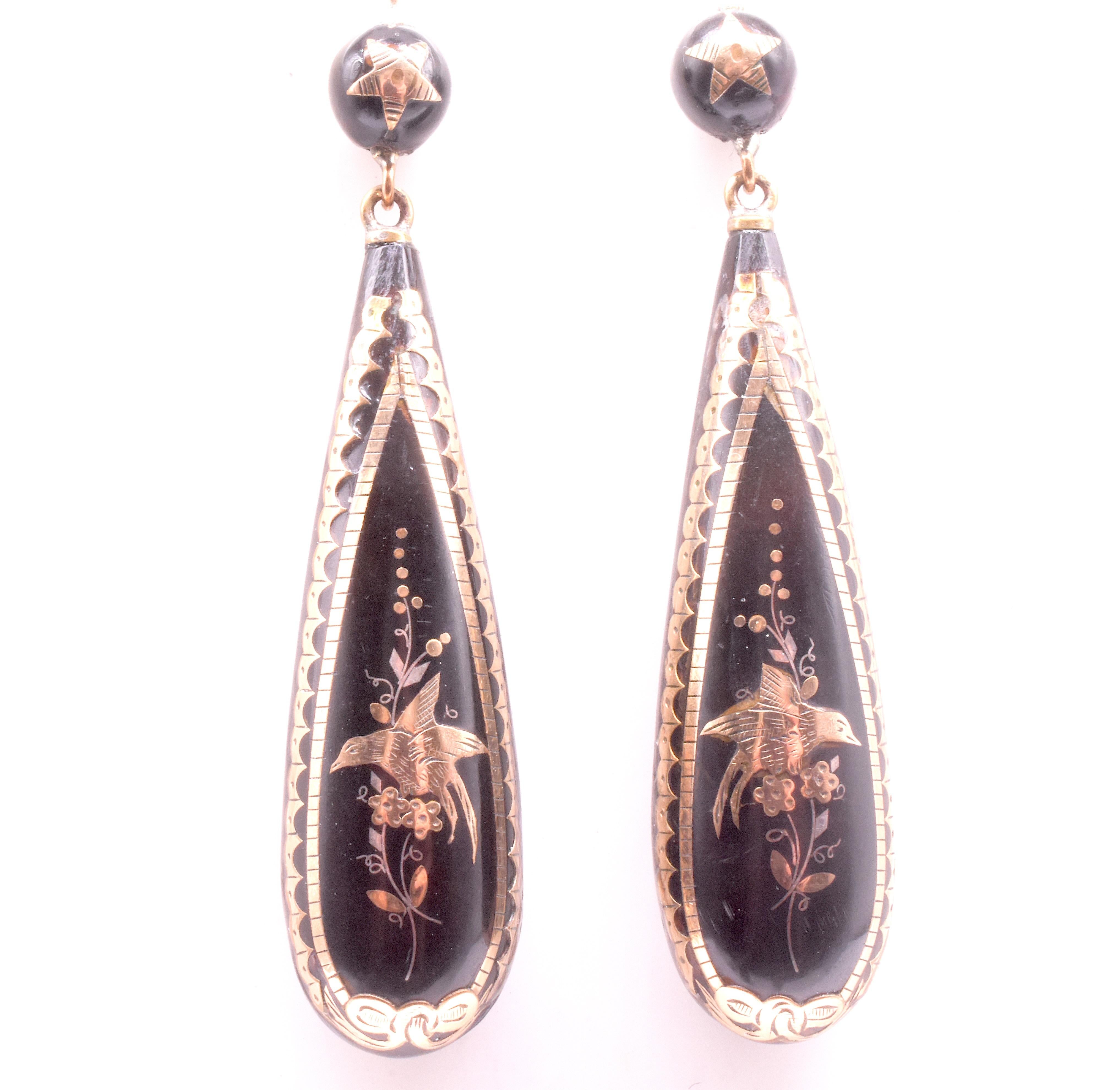C1880 Pique Pendeloque Earrings Inlaid with Charming Bird Scene on gold wires Victoriano en venta