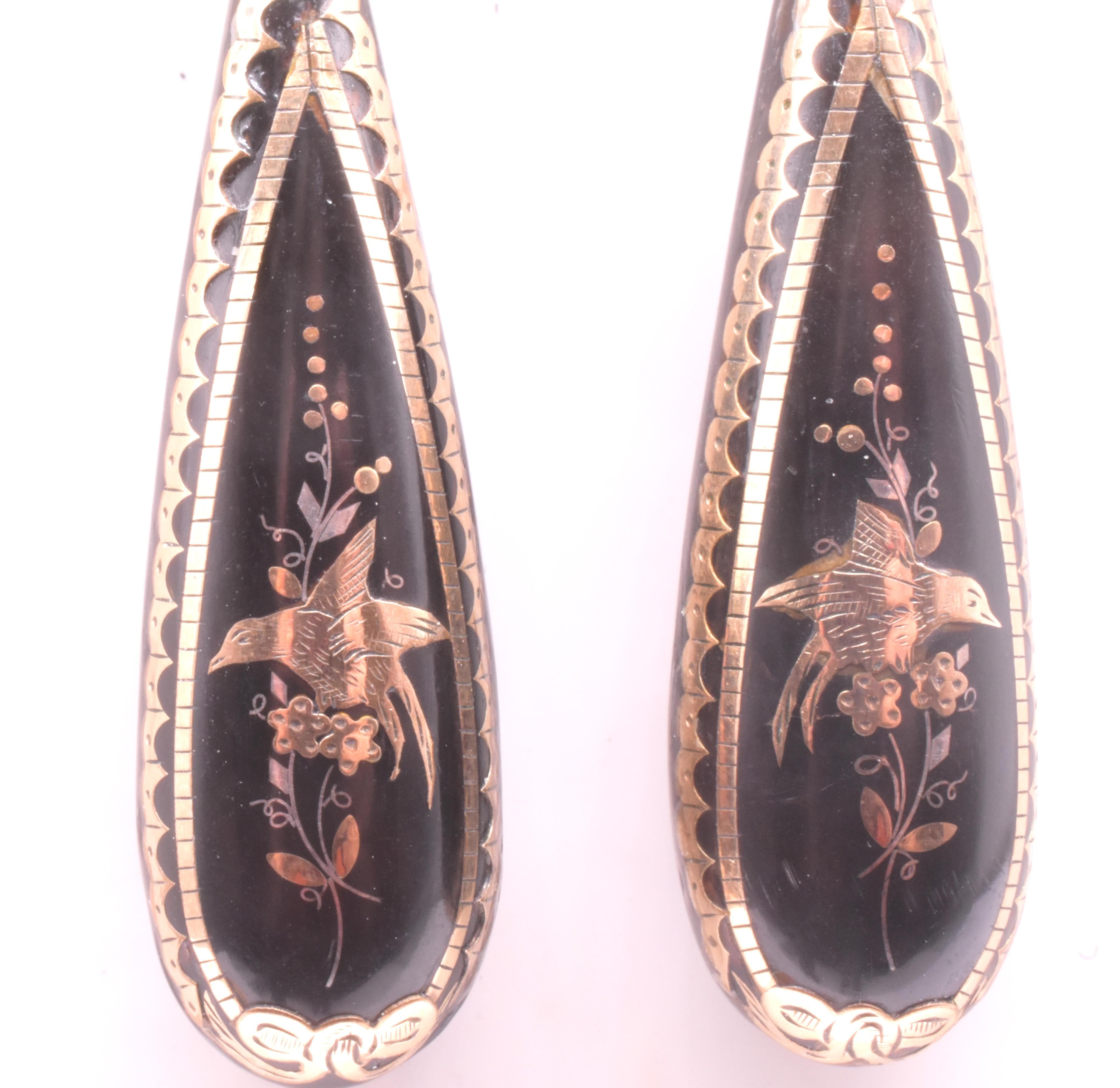 C1880 Pique Pendeloque Earrings Inlaid with Charming Bird Scene on gold wires en Excelente estado para la venta en Baltimore, MD