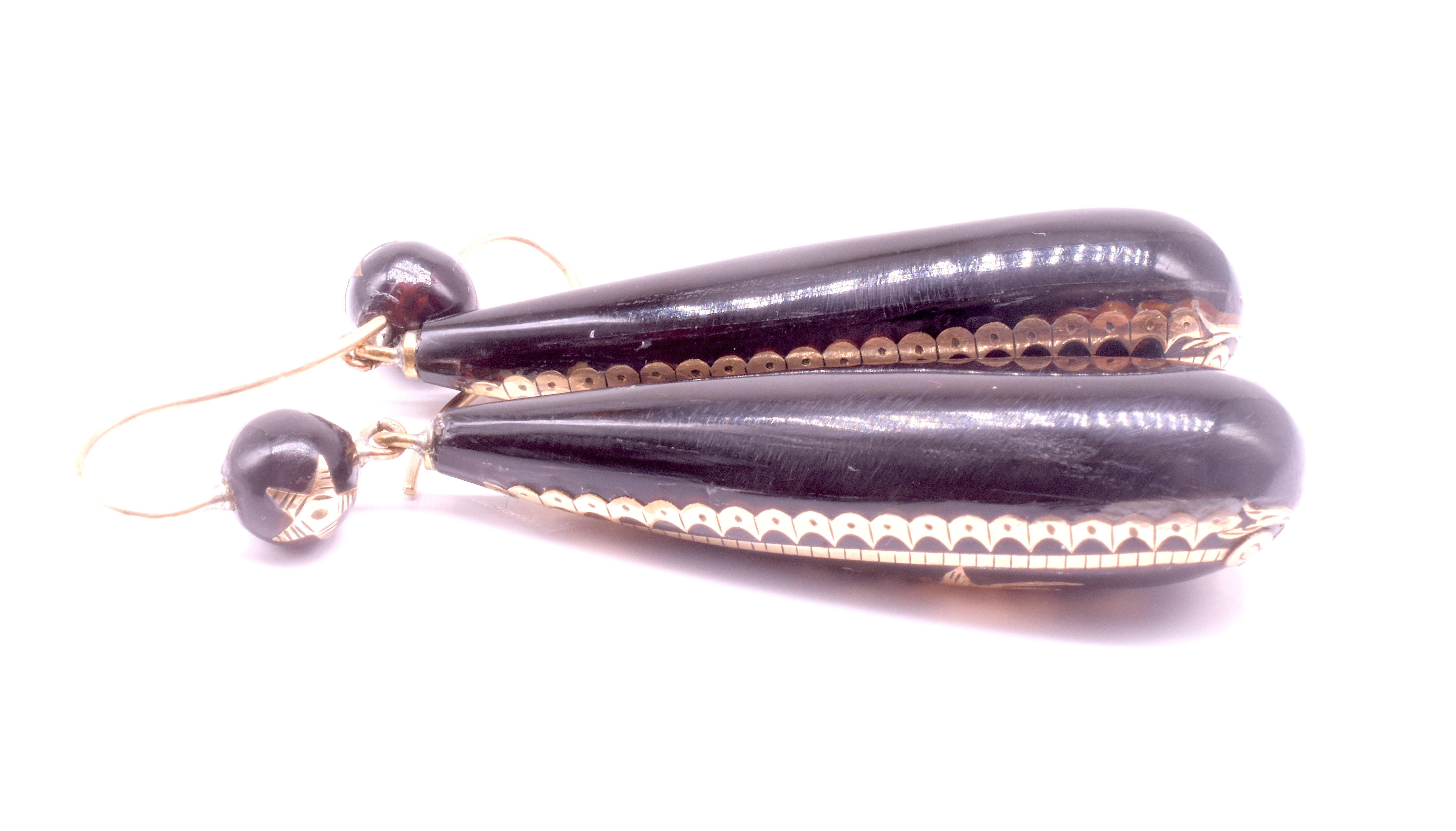 Femenino o masculino C1880 Pique Pendeloque Earrings Inlaid with Charming Bird Scene on gold wires en venta