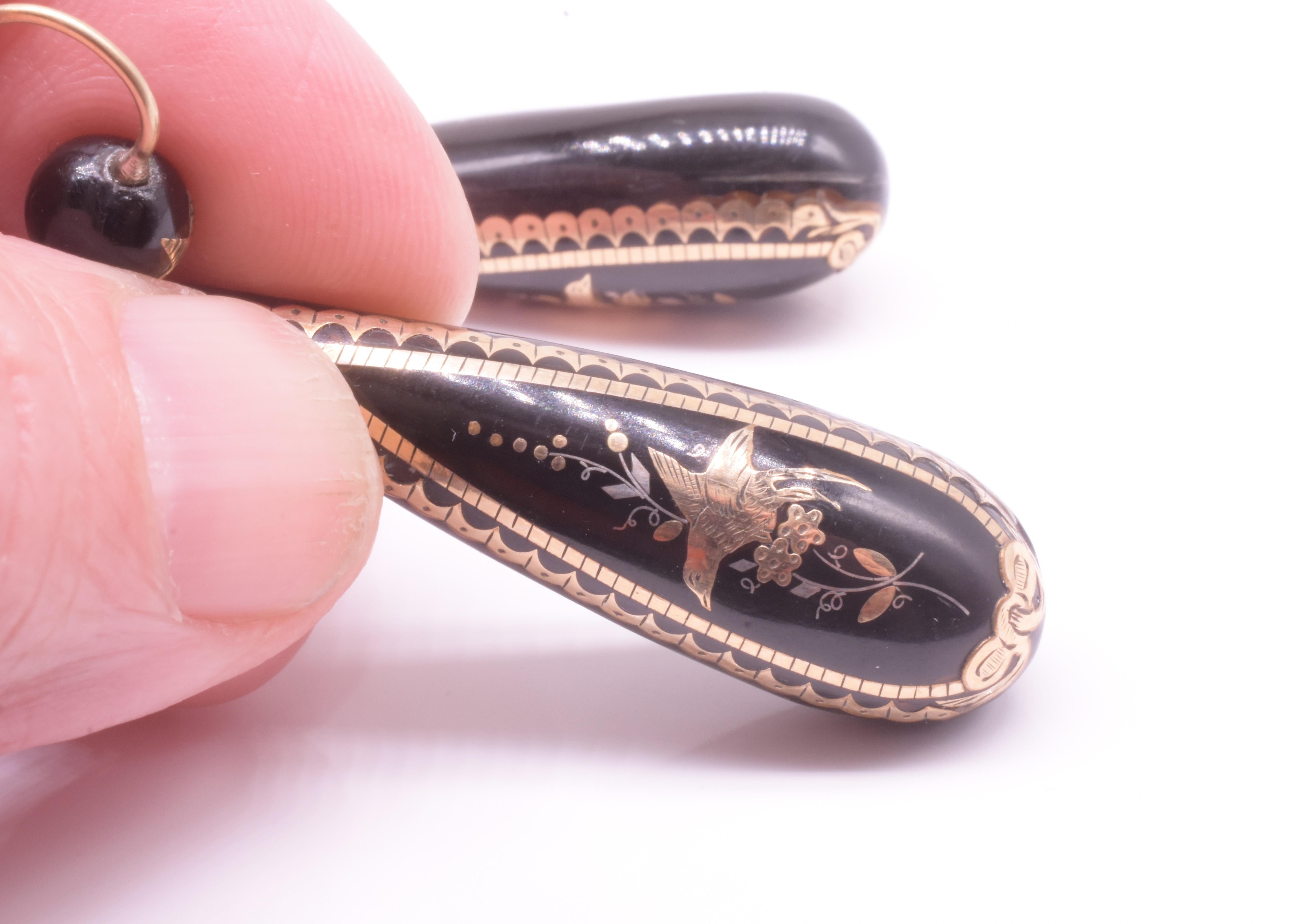 C1880 Pique Pendeloque Earrings Inlaid with Charming Bird Scene on gold wires en venta 1