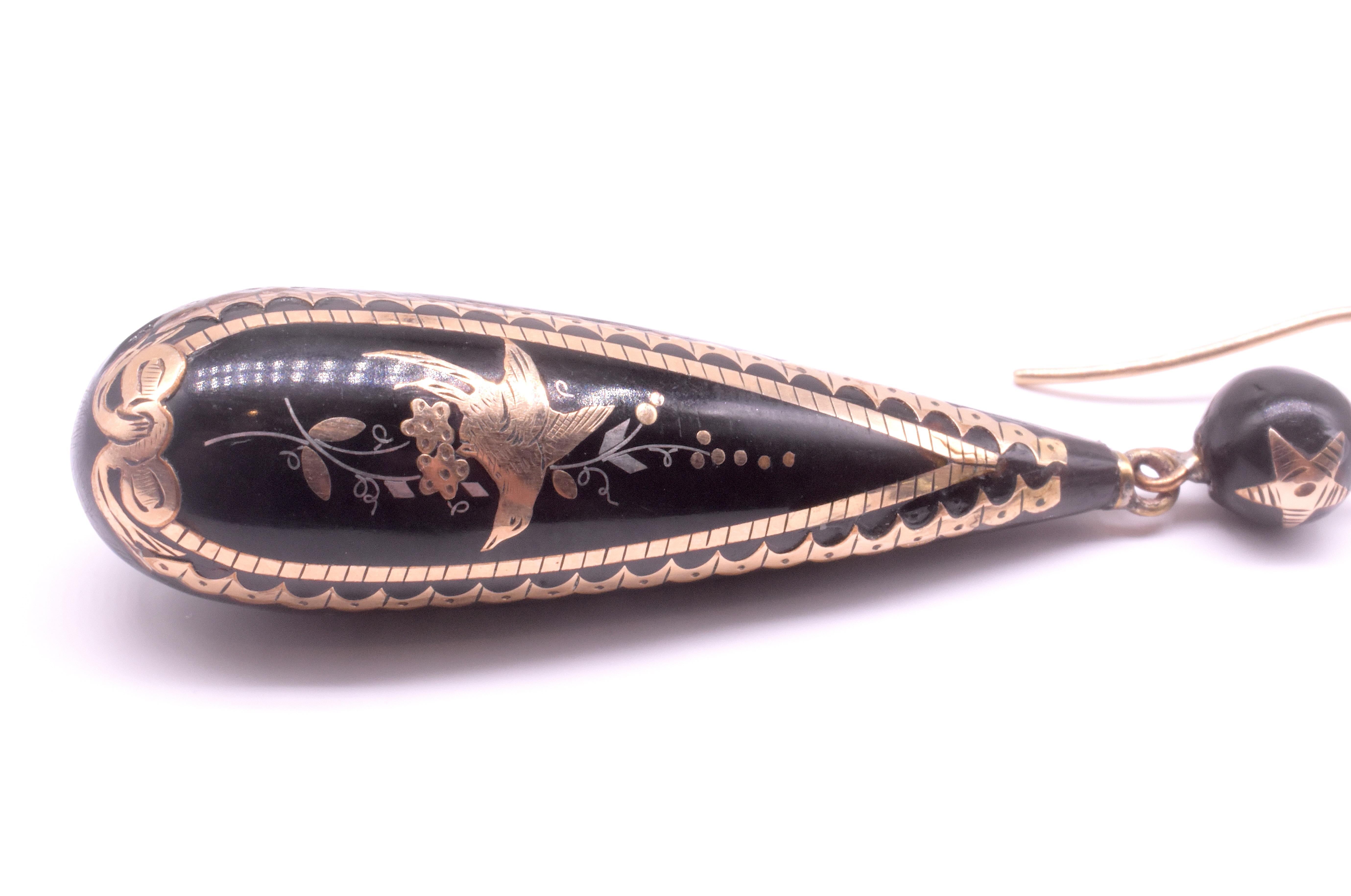C1880 Pique Pendeloque Earrings Inlaid with Charming Bird Scene on gold wires en venta 4