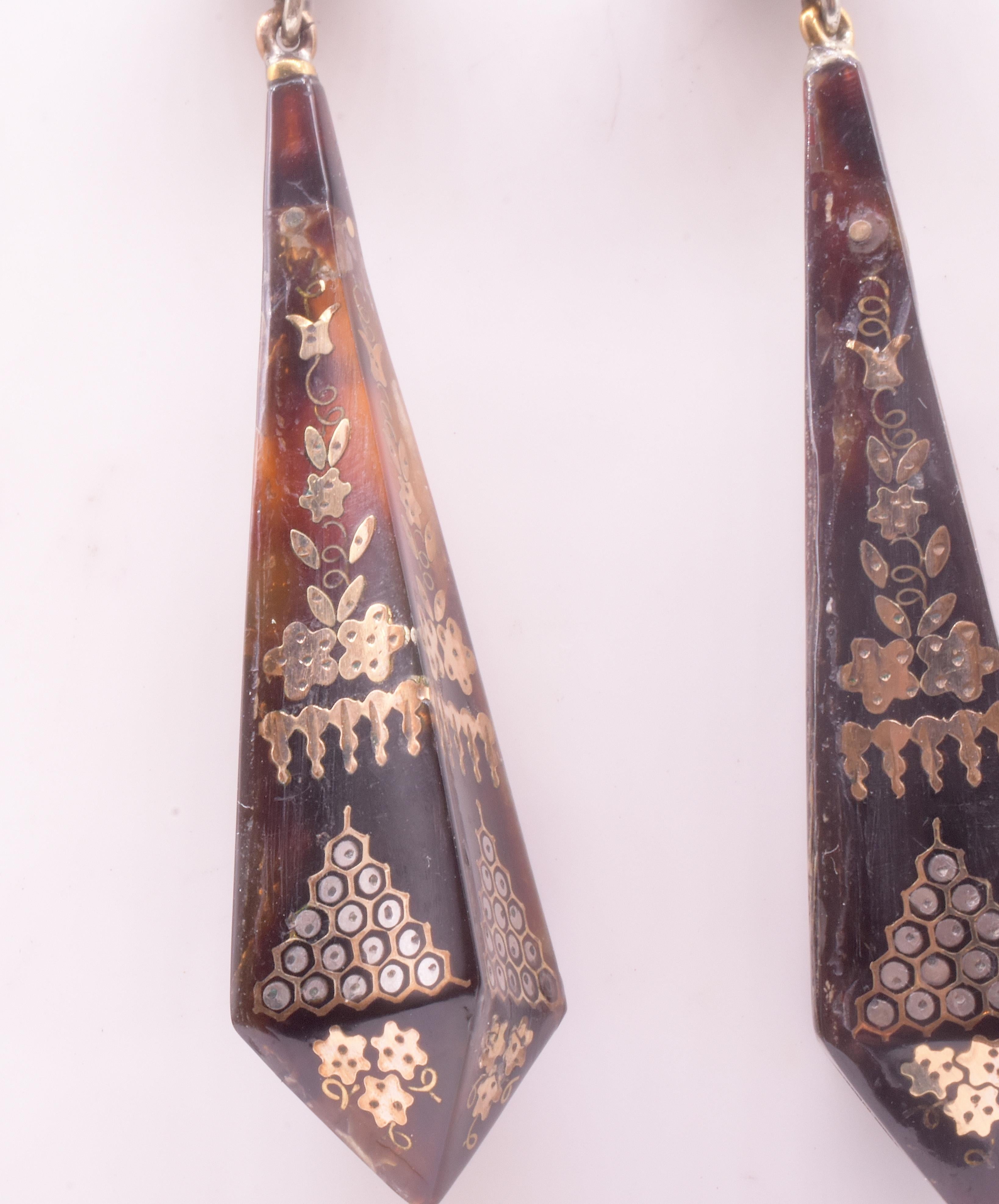 C1880 Pique Pose Earrings in a Long Pyramid w/ Inlaid gold behive pattern en venta 5