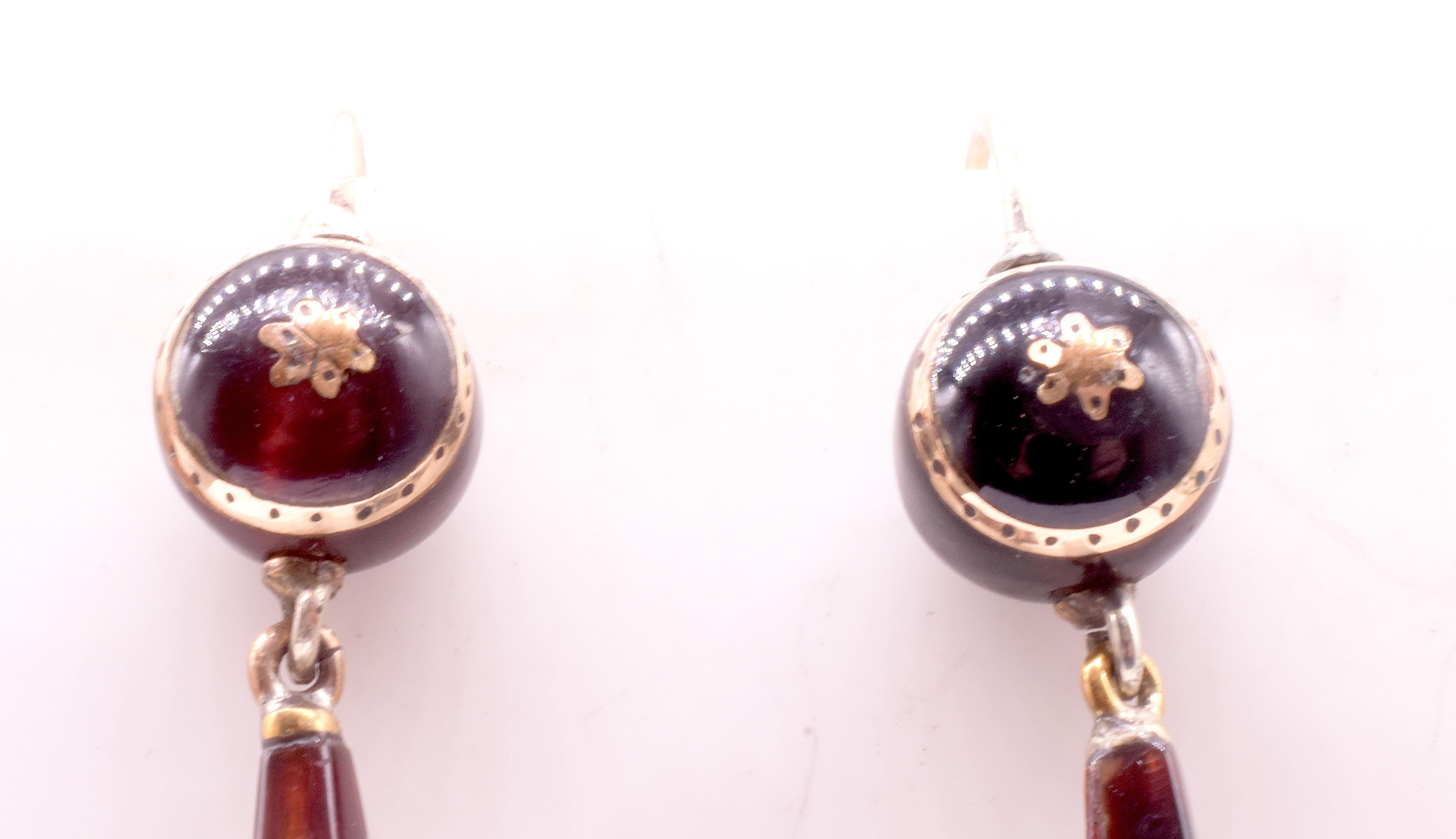 C1880 Pique Pose Earrings in a Long Pyramid w/ Inlaid gold behive pattern Victoriano en venta