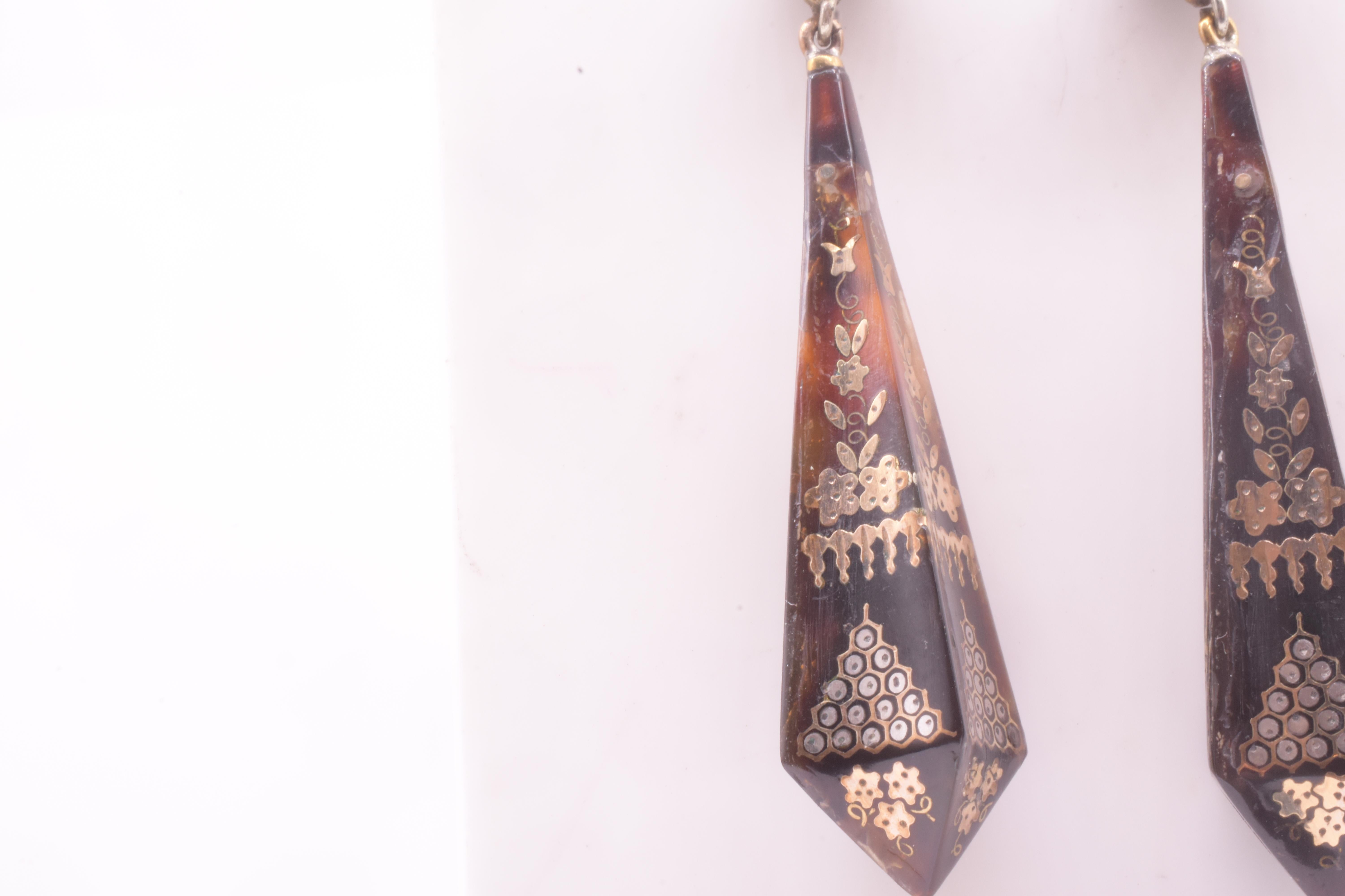 C1880 Pique Pose Earrings in a Long Pyramid w/ Inlaid gold behive pattern en Bueno estado para la venta en Baltimore, MD