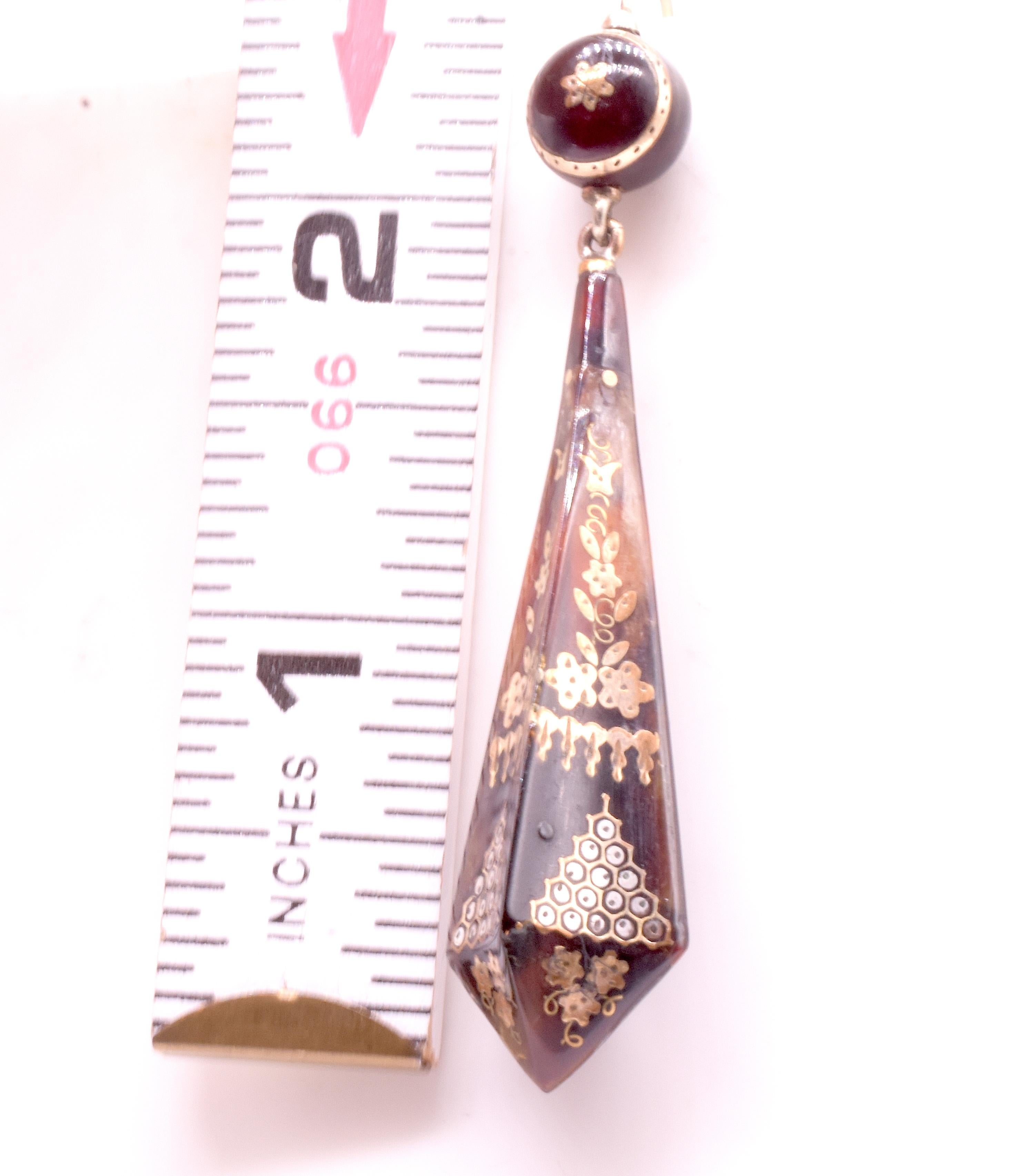 C1880 Pique Pose Earrings in a Long Pyramid w/ Inlaid gold behive pattern en venta 1