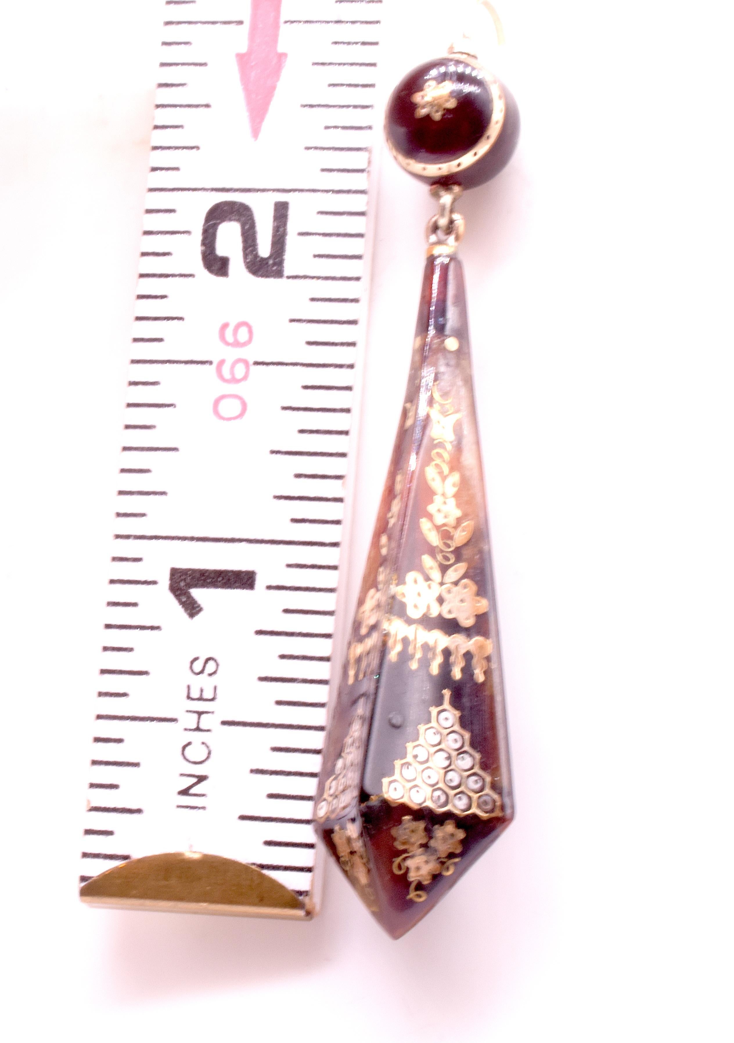 C1880 Pique Pose Earrings in a Long Pyramid w/ Inlaid gold behive pattern en venta 2