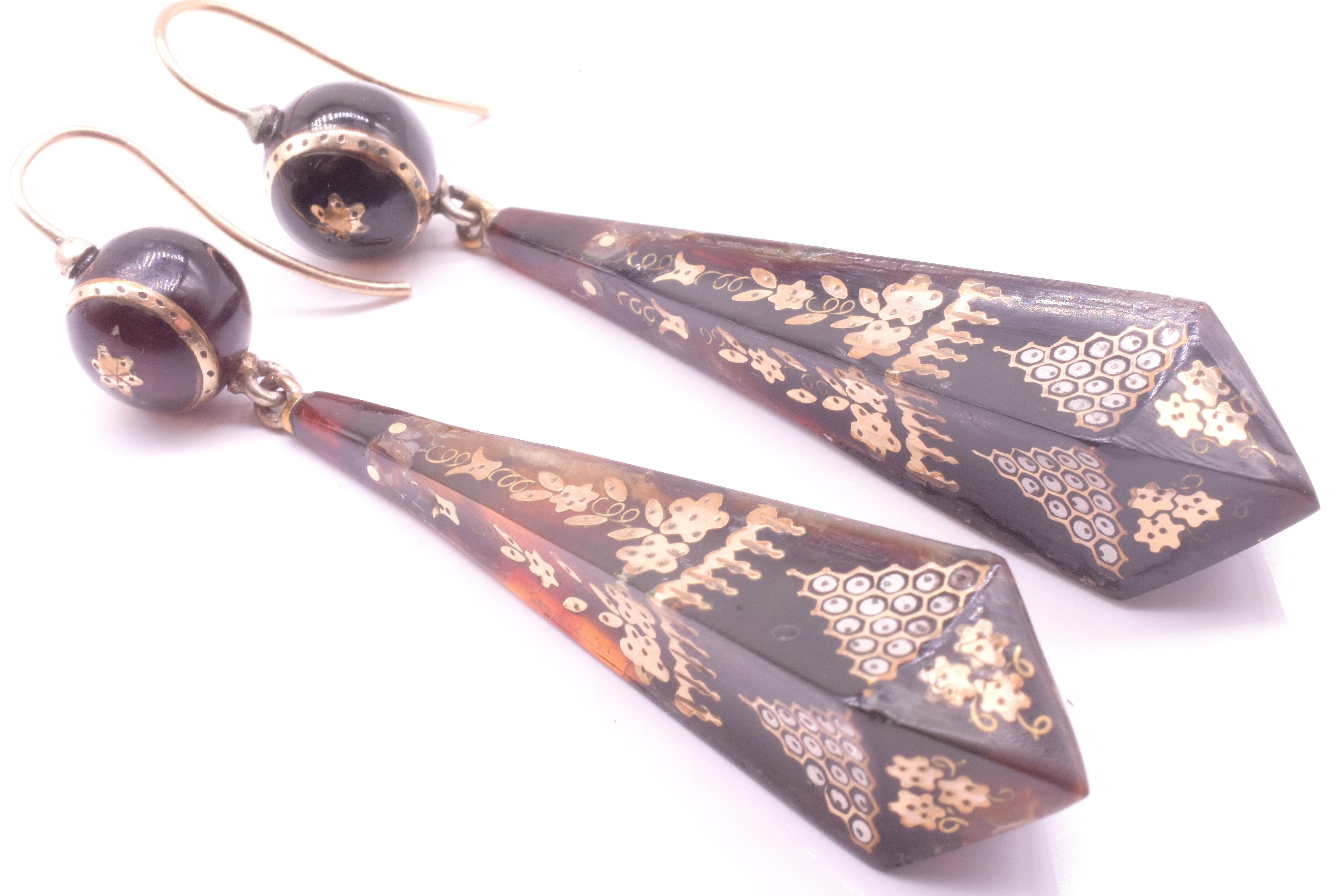 C1880 Pique Pose Earrings in a Long Pyramid w/ Inlaid gold behive pattern en venta 3