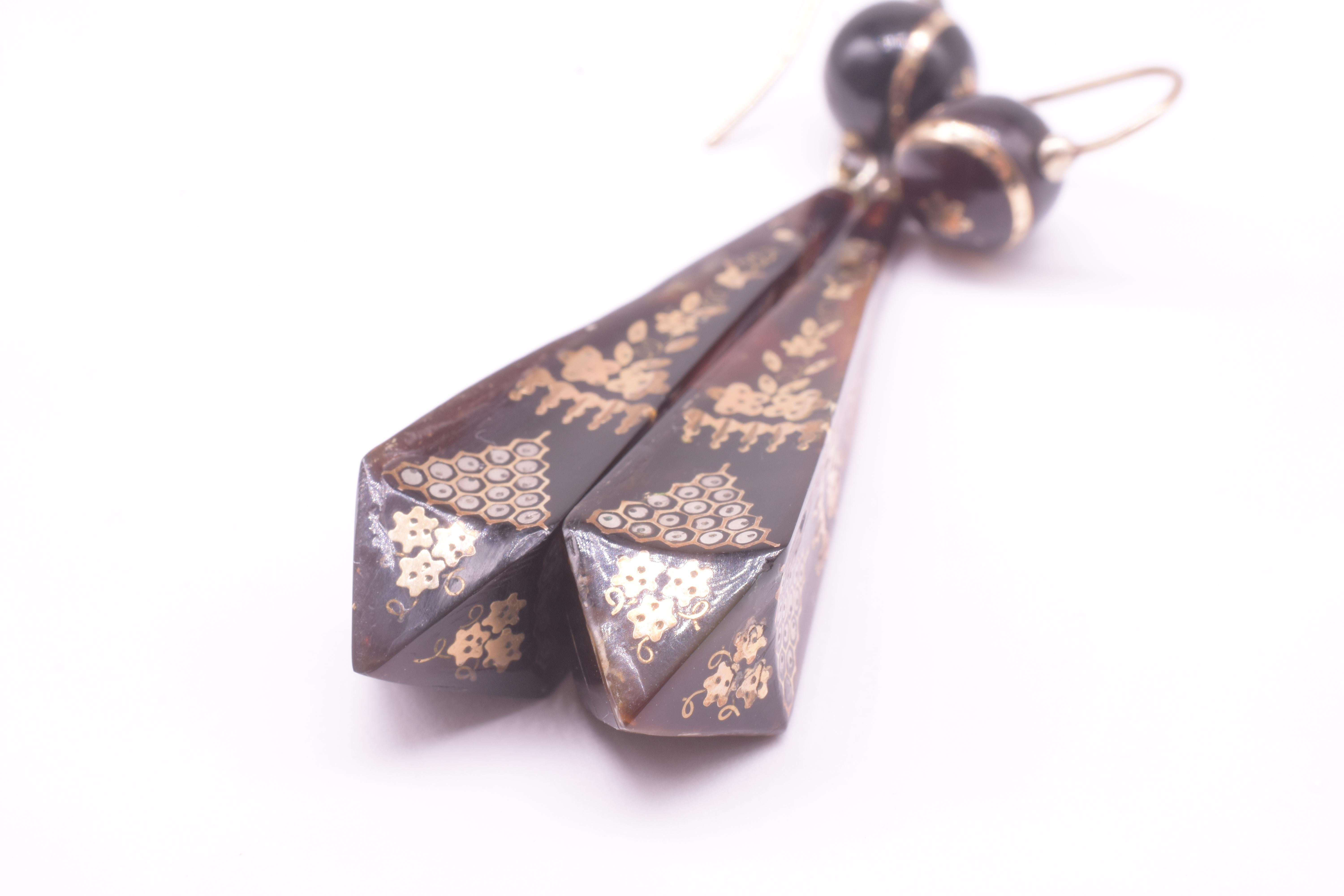 C1880 Pique Pose Earrings in a Long Pyramid w/ Inlaid gold behive pattern im Angebot 5