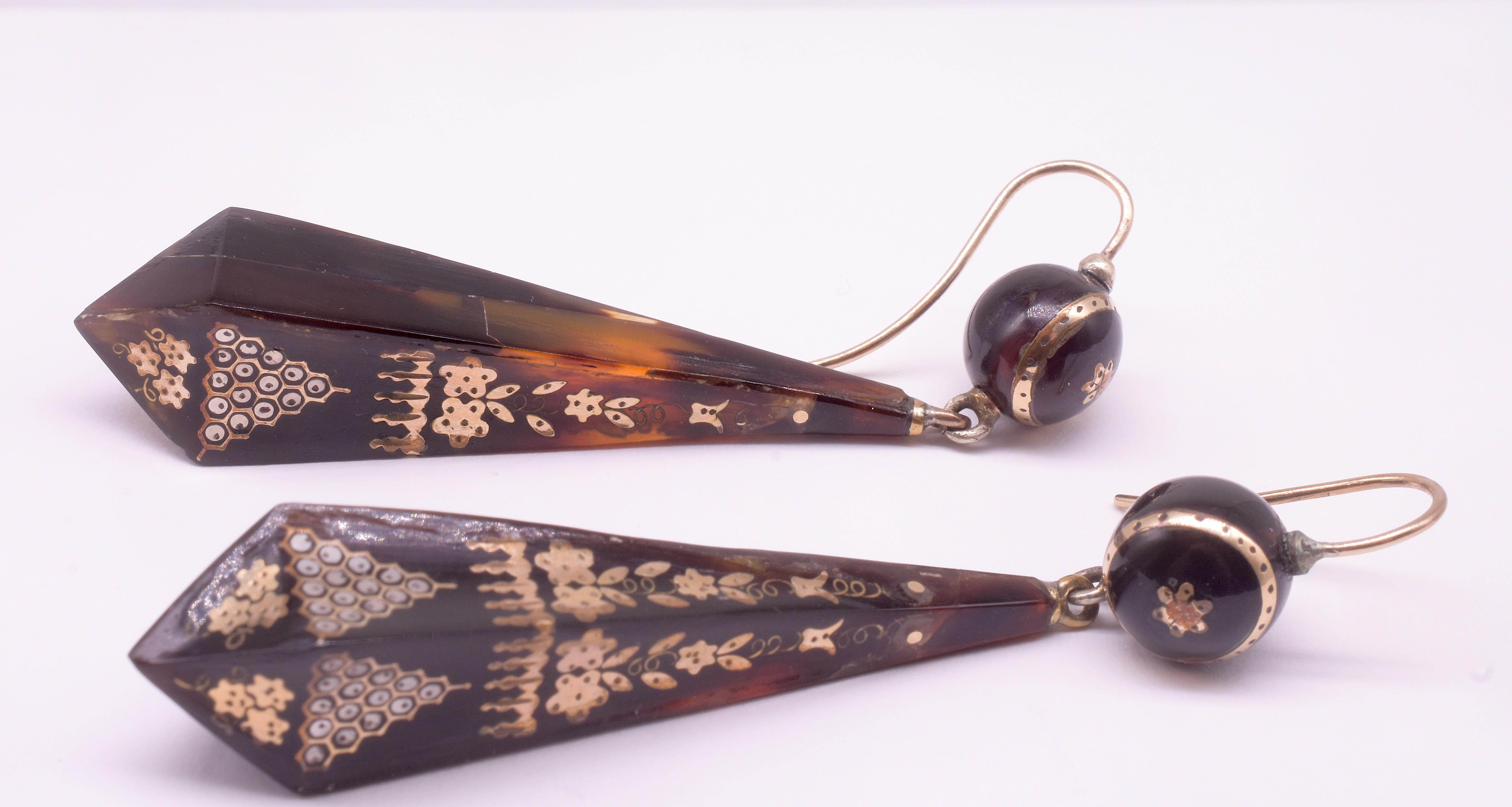 C1880 Pique Pose Earrings in a Long Pyramid w/ Inlaid gold behive pattern im Angebot 7