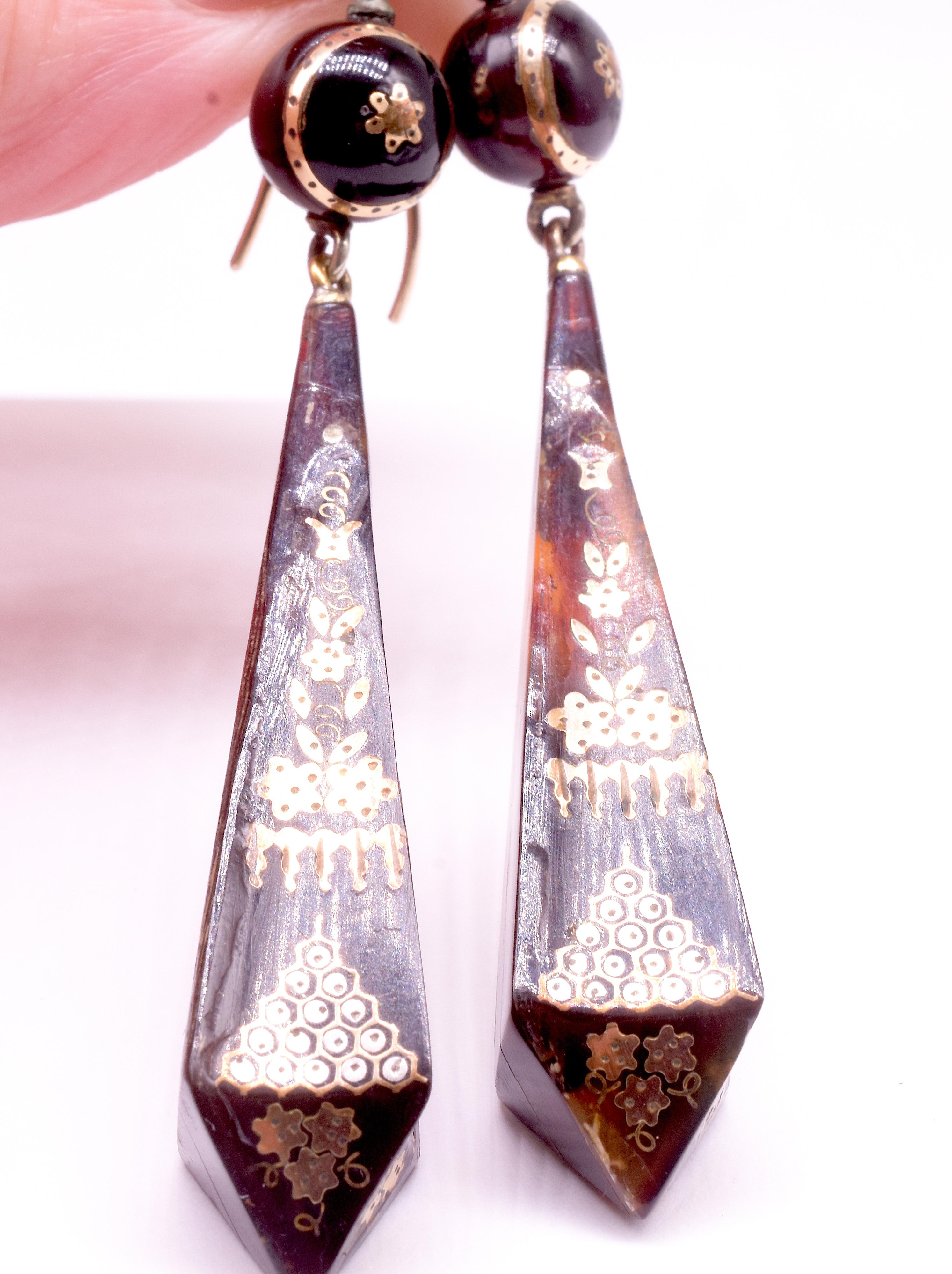 C1880 Pique Pose Earrings in a Long Pyramid w/ Inlaid gold behive pattern im Angebot 13