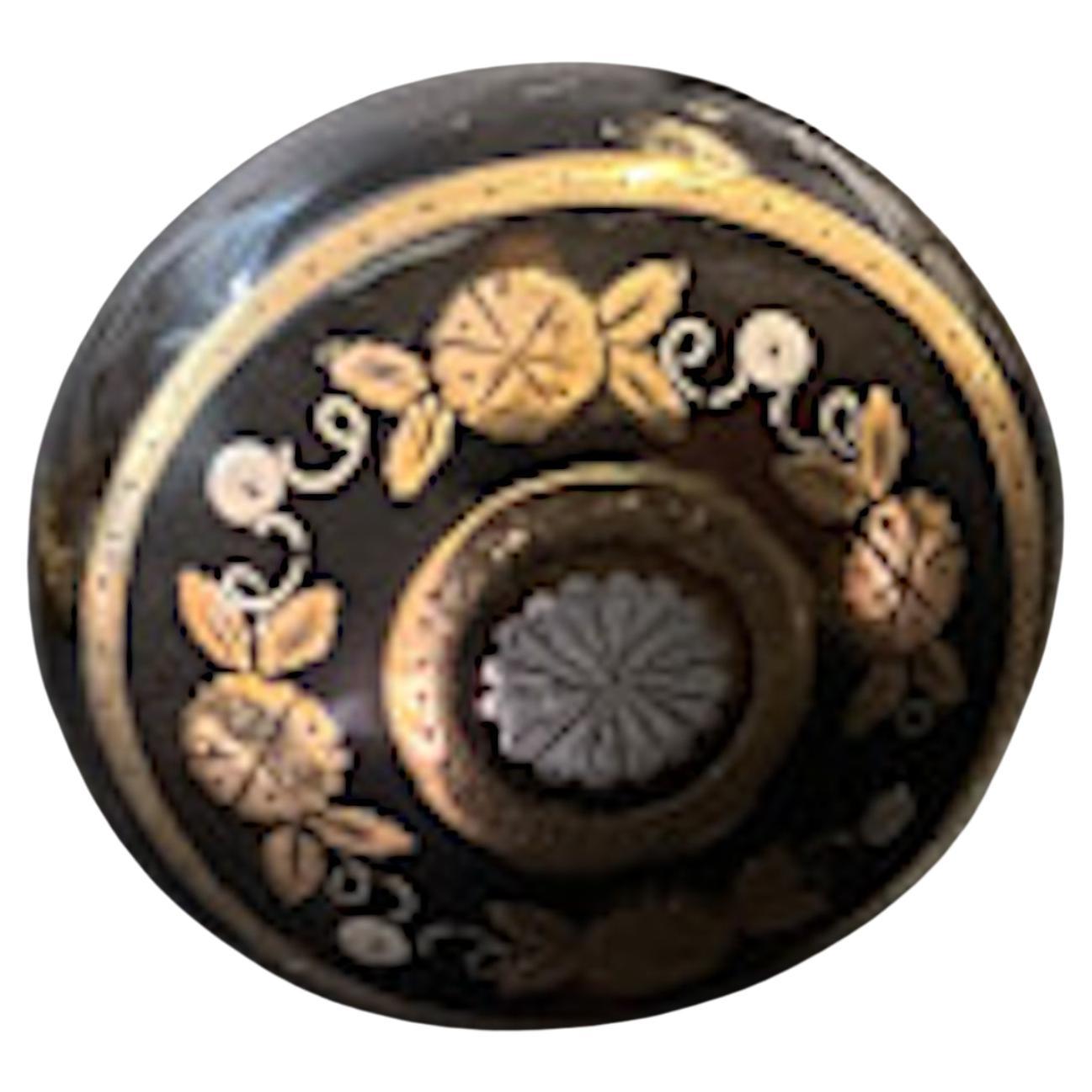 Charles Boulle è l'artista e artigiano francese del XVII secolo a cui si deve lo sviluppo della tecnica dell'intarsio di metalli preziosi nella tartaruga.   L'artigianato fu portato in Inghilterra dagli Ugonotti quando furono espulsi dalla Francia