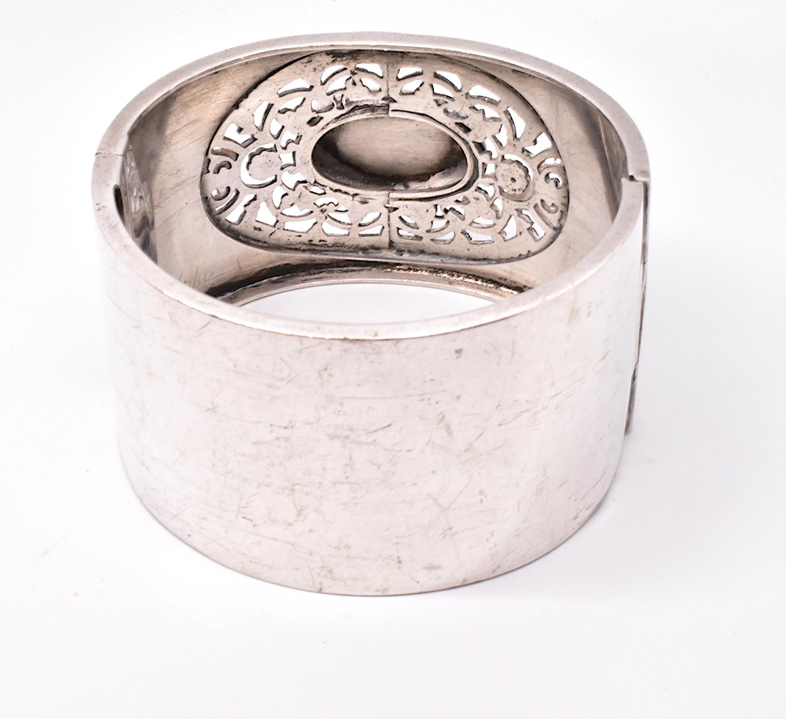 Sterling Cuff Bracelet with Birds in an Open Cutwork Border, circa 1880 In Excellent Condition For Sale In Baltimore, MD