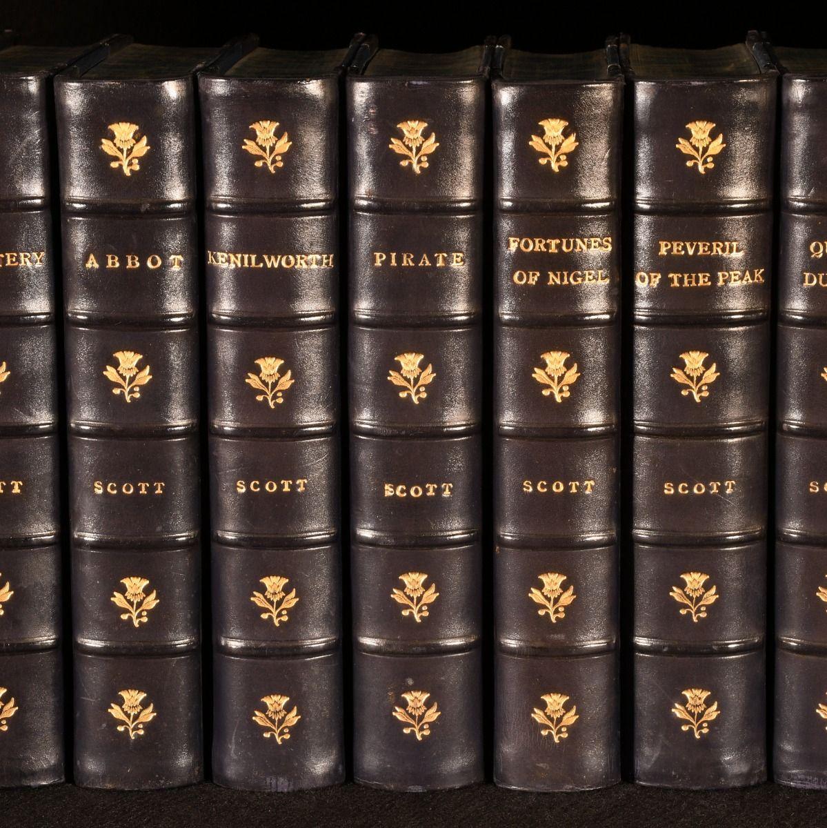 Un'elegante serie completa di venticinque volumi dei romanzi di Waverley di Sir Walter Scott.

Illustrato, Rilegatura in pelle, Rilegatura originale, Rilegatura originale dell'editore

Completo in venticinque volumi. Edizione dell'autore. Con un
