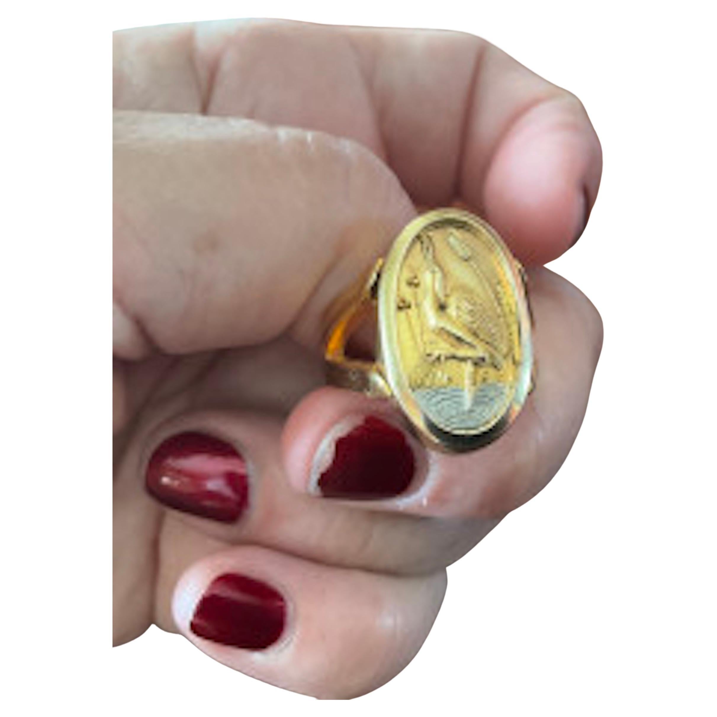 Ein faszinierender und ungewöhnlicher Ring aus der ästhetischen Bewegung,  C1885, bestehend aus einer Mischung aus 15-karätigem Gold und Platin mit einem Kranich, der in einem Wildblumenfeld sitzt. Das Design ist dreidimensional erhaben und verleiht