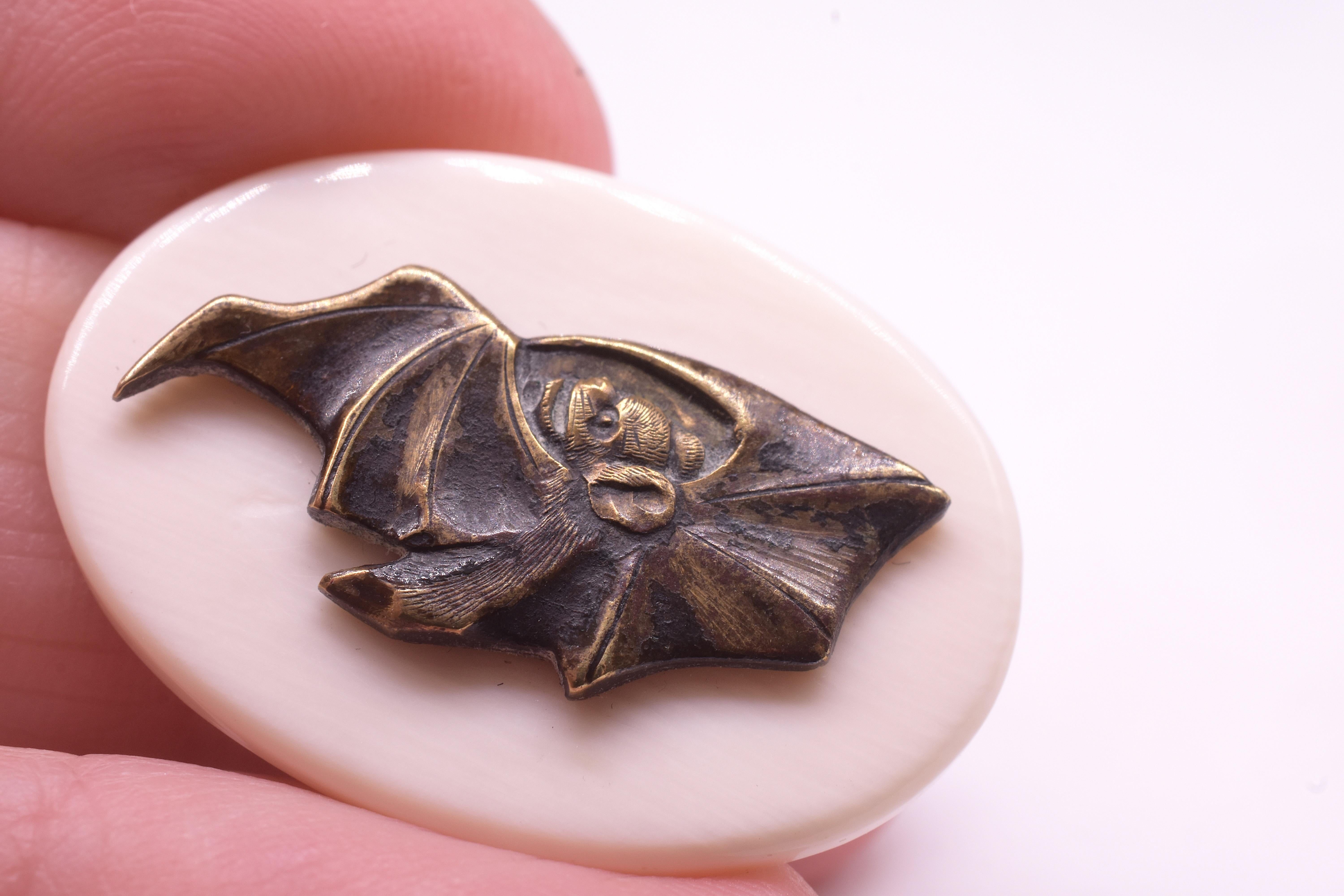 C1885 Anello Shakudo con pipistrello di metalli misti montato su una fascia di osso in vendita 4