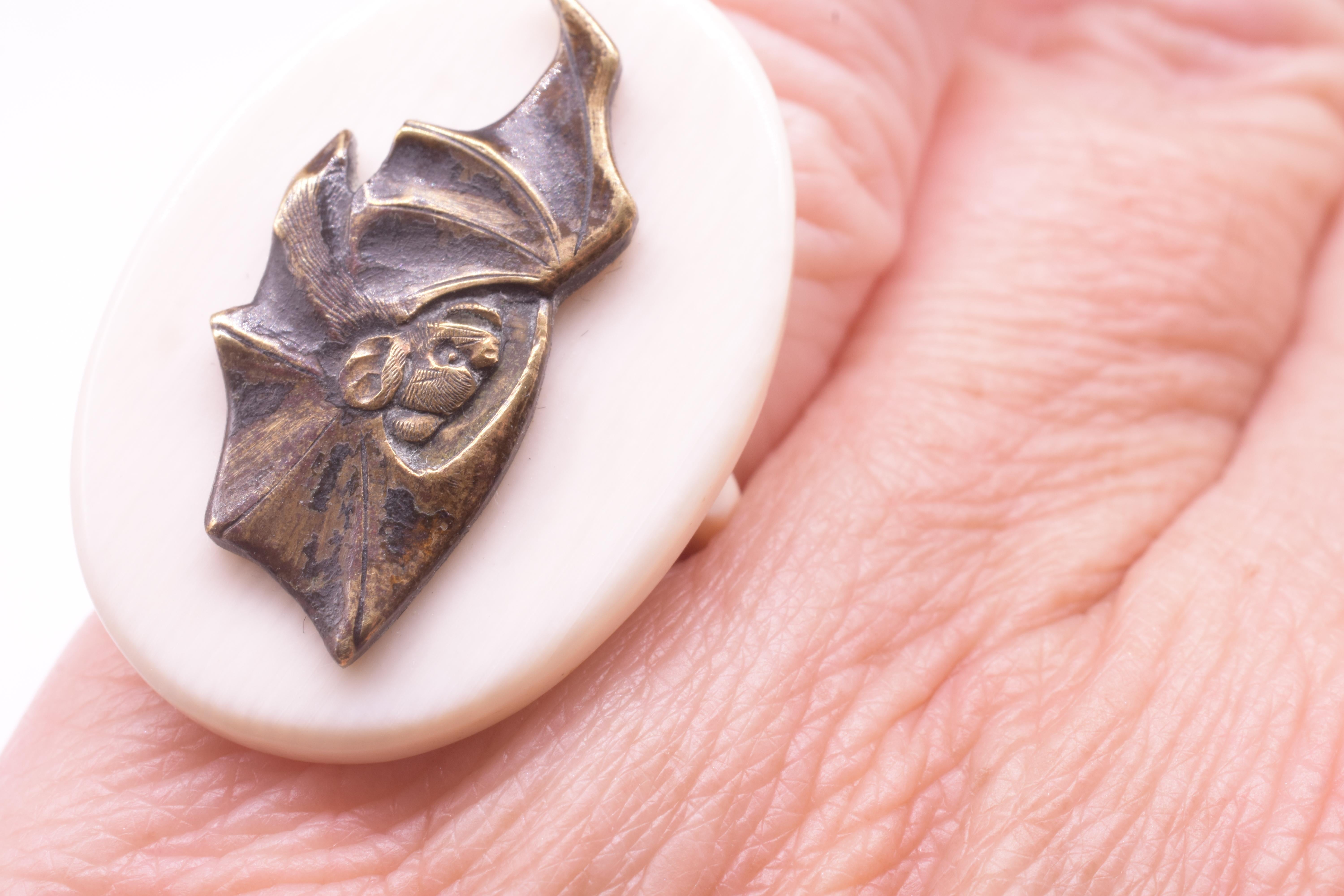 C1885 Anello Shakudo con pipistrello di metalli misti montato su una fascia di osso in vendita 5