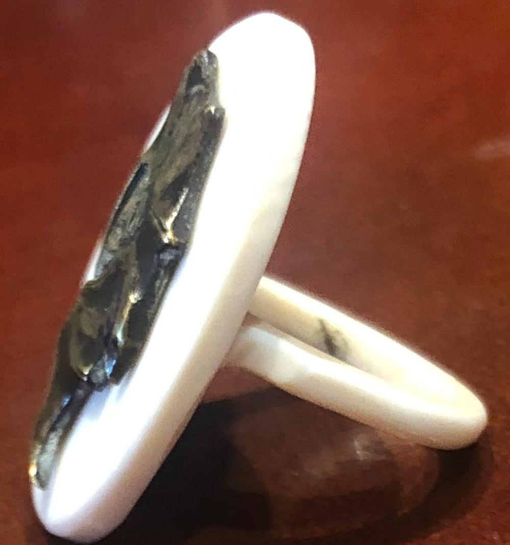 C1885 Anillo Shakudo con murciélago de metales mixtos montado en una banda de hueso Movimiento estético en venta