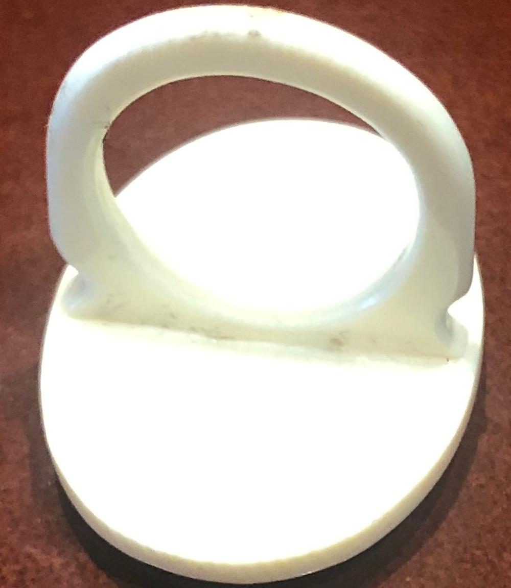 C1885 Anillo Shakudo con murciélago de metales mixtos montado en una banda de hueso en Excelente estado para la venta en Baltimore, MD