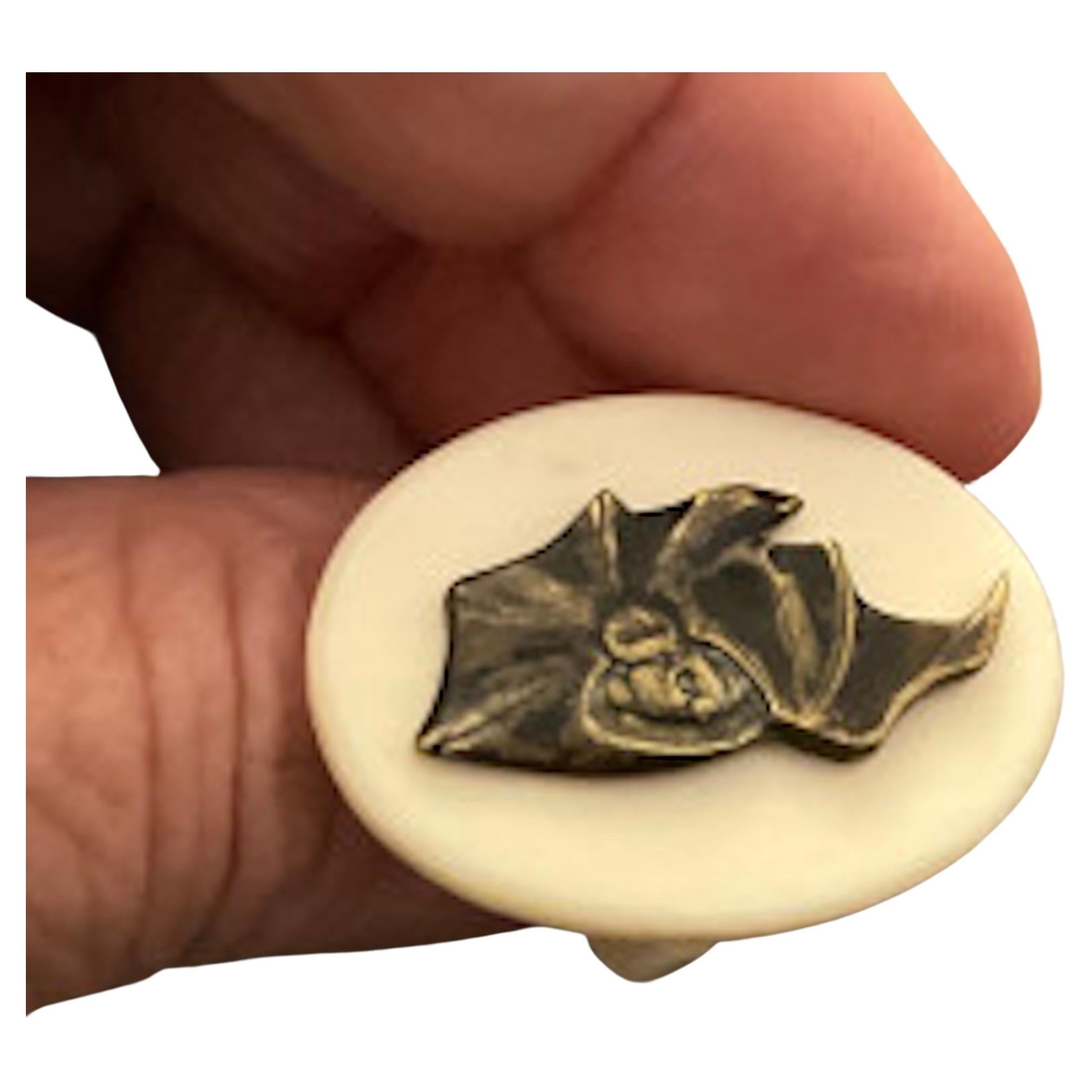 Femenino o masculino C1885 Anillo Shakudo con murciélago de metales mixtos montado en una banda de hueso en venta