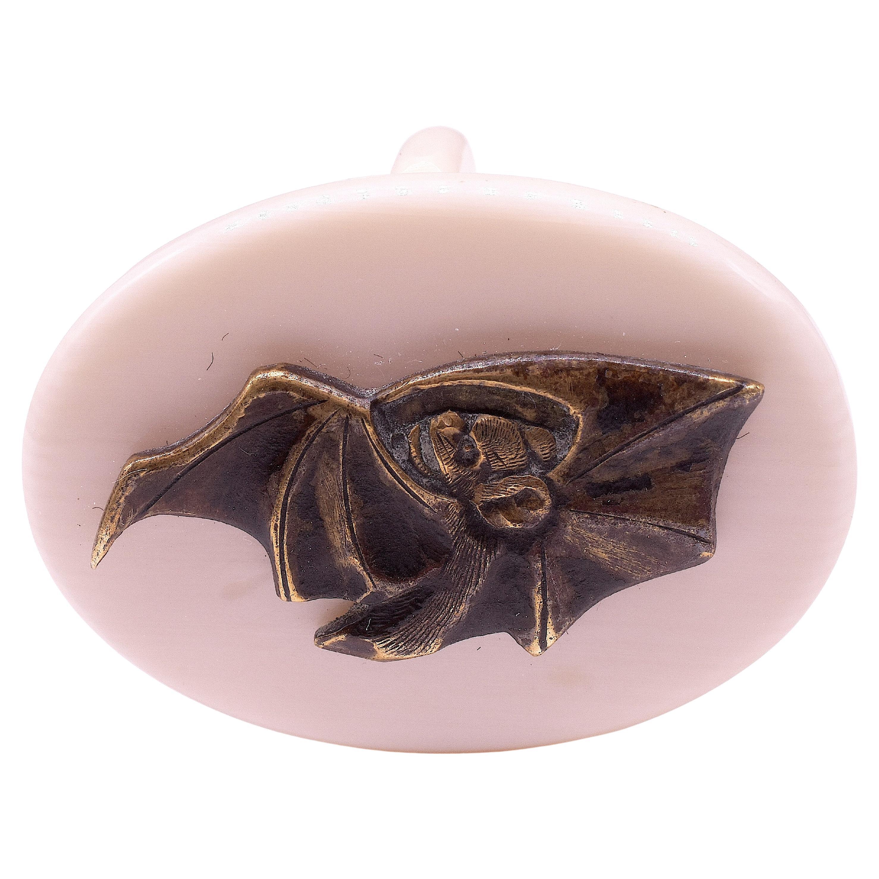C1885 Anello Shakudo con pipistrello di metalli misti montato su una fascia di osso in vendita
