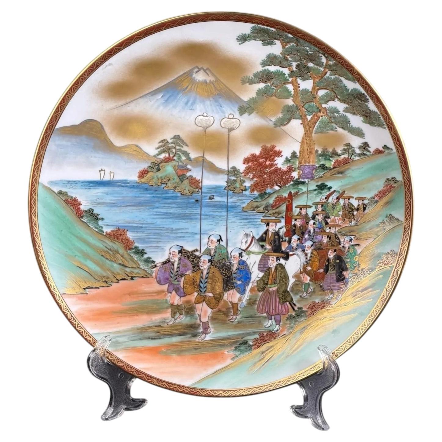 1890-1910 circa. Piatto giapponese Satsuma dipinto a mano con processione di samurai - 12in