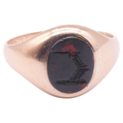 Bague de signalisation en pierre de sang avec bras de guerrier emboîté en armure, vers 1890